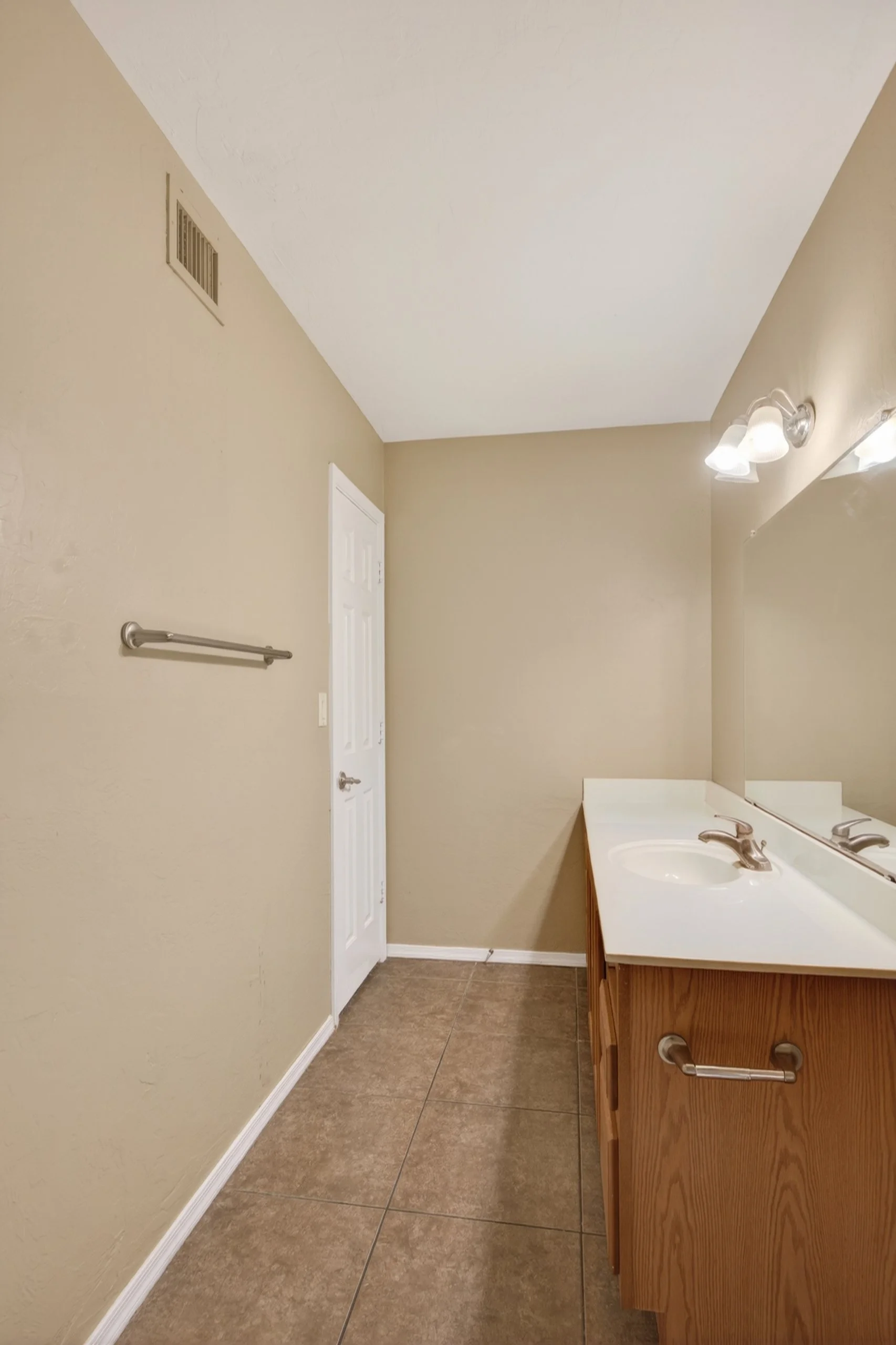 23 Bathroom 2 photo a.jpg