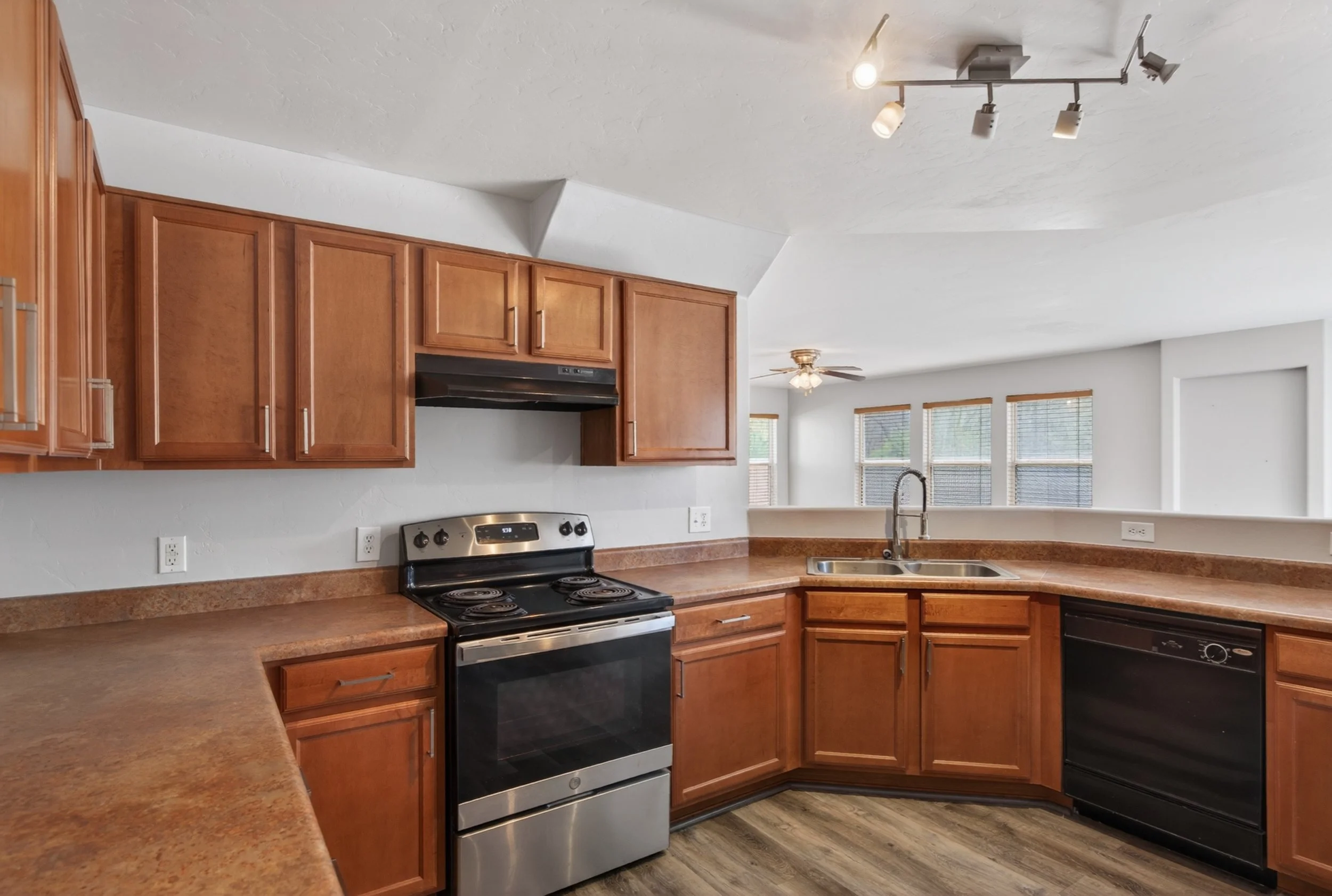 15 Kitchen photo c.jpg