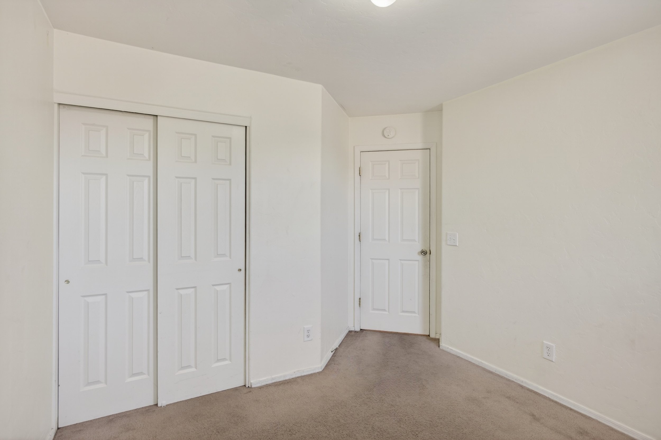20 Bedroom 1 photo b.jpg