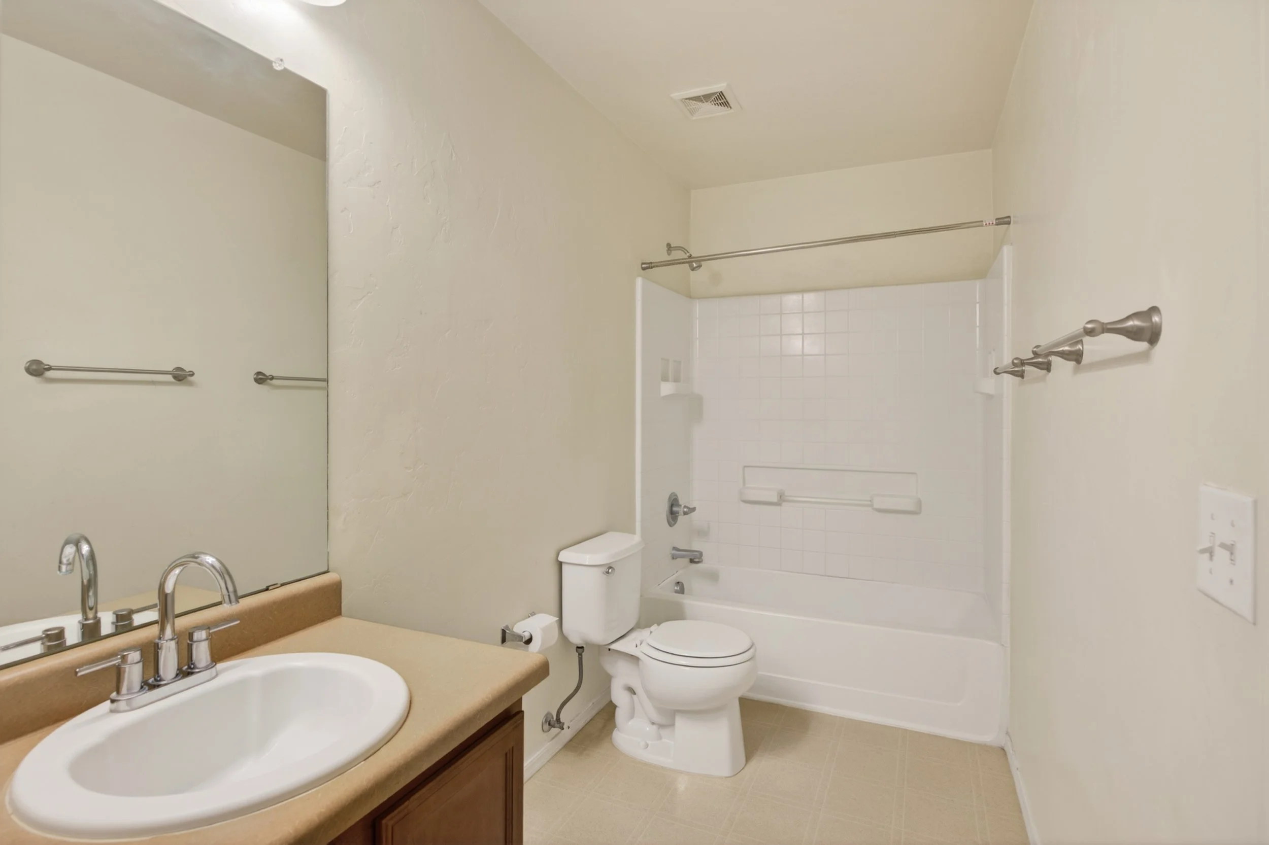 24 Bathroom 2.jpg