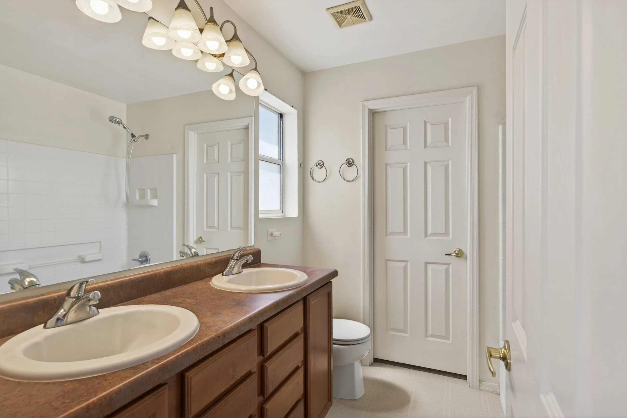 29 Main Bathroom photo a.jpg