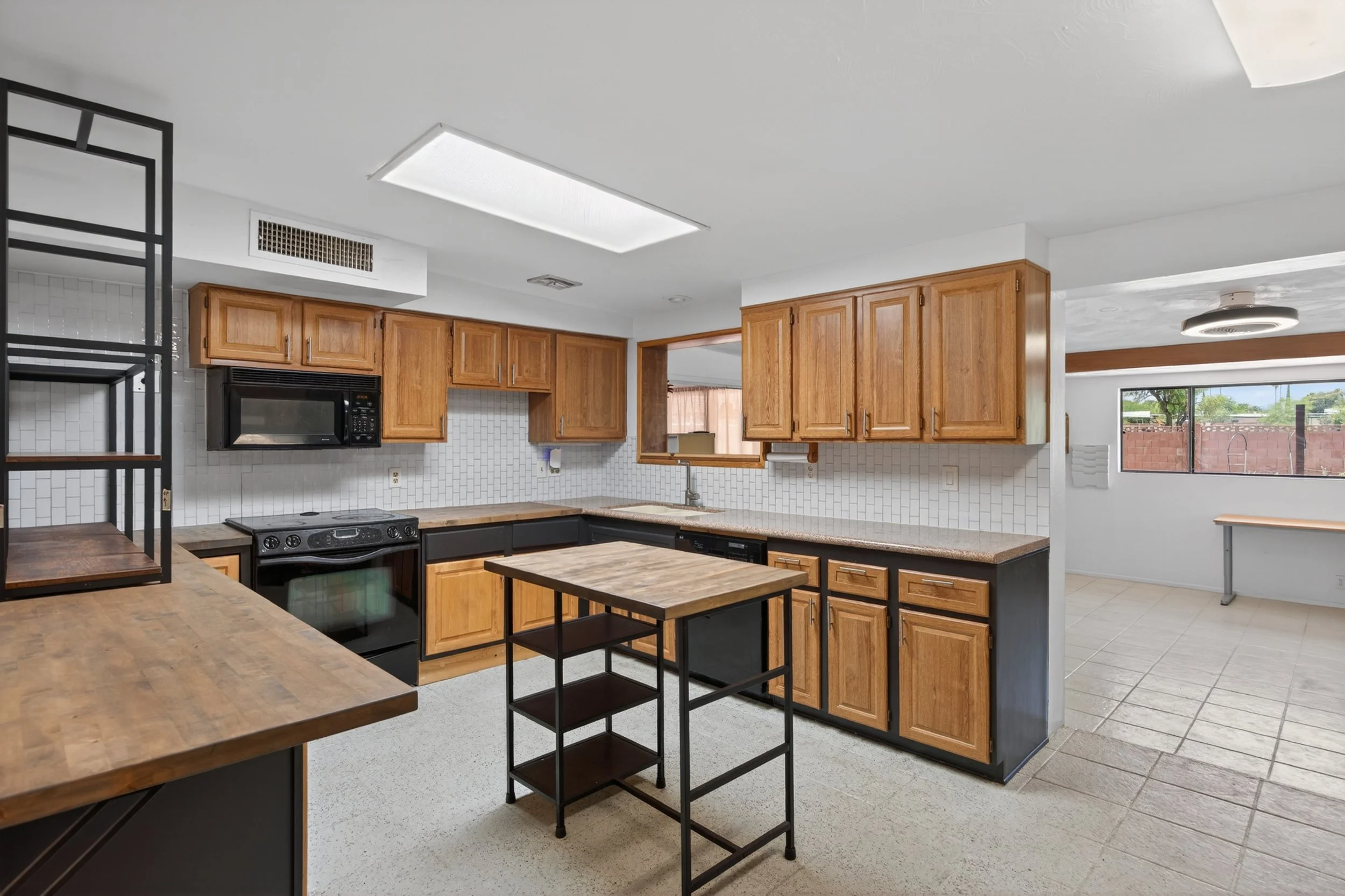 11 Kitchen photo b.jpg