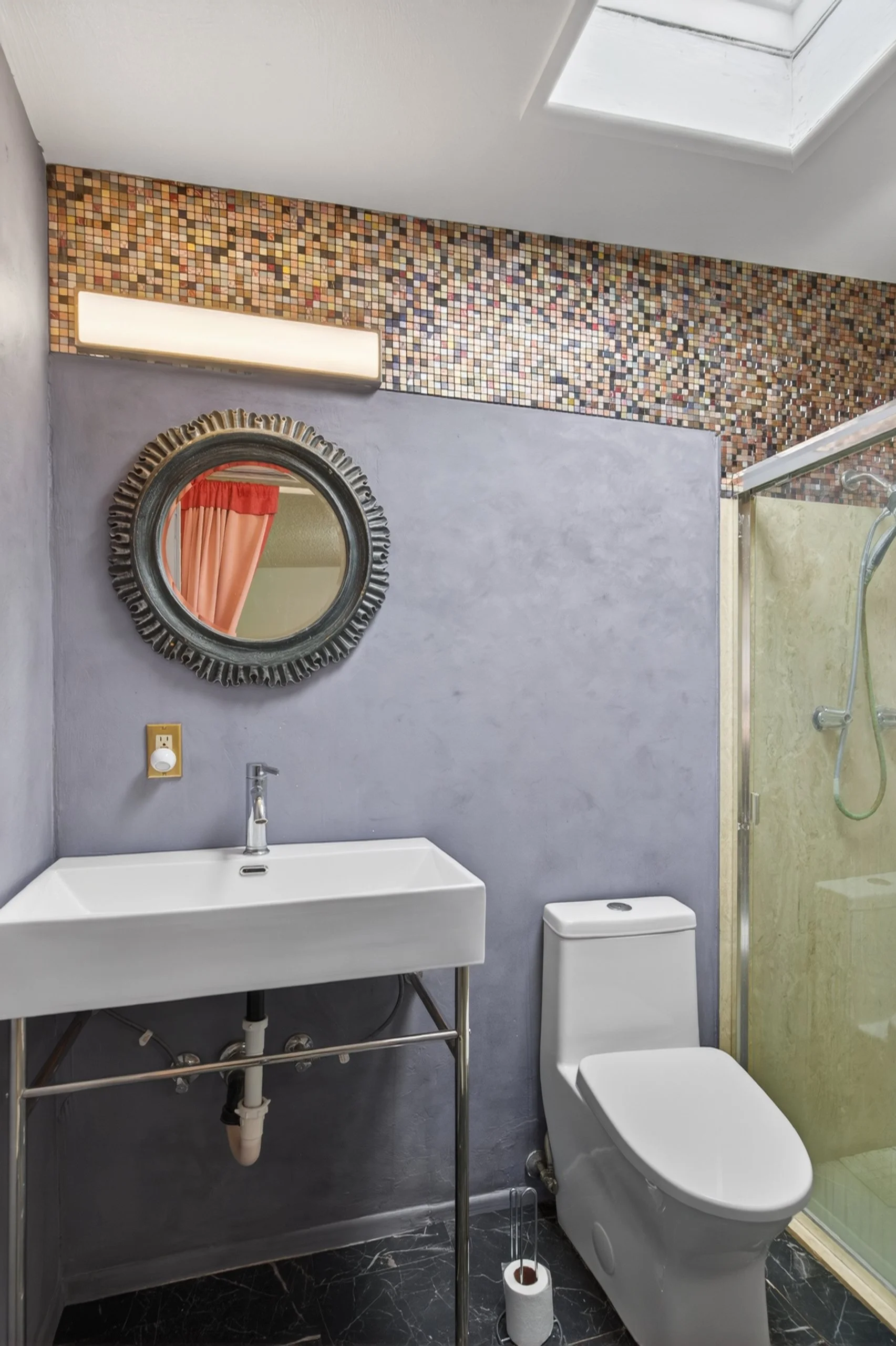 24 Main Bathroom photo a.jpg