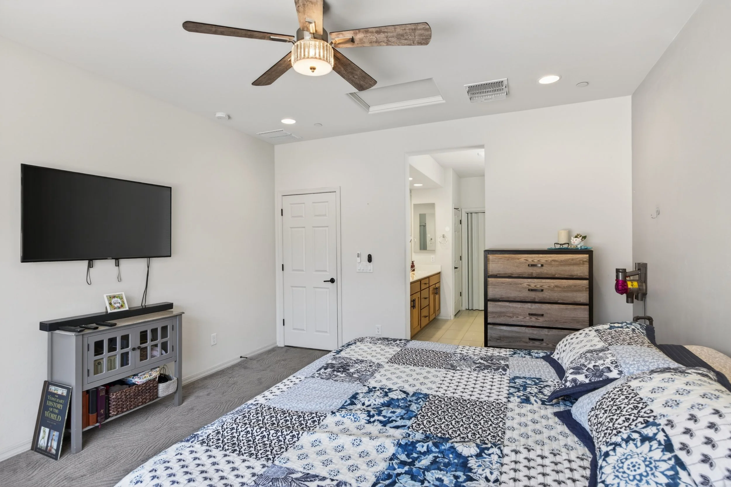 27 Main Bedroom photo b.jpg