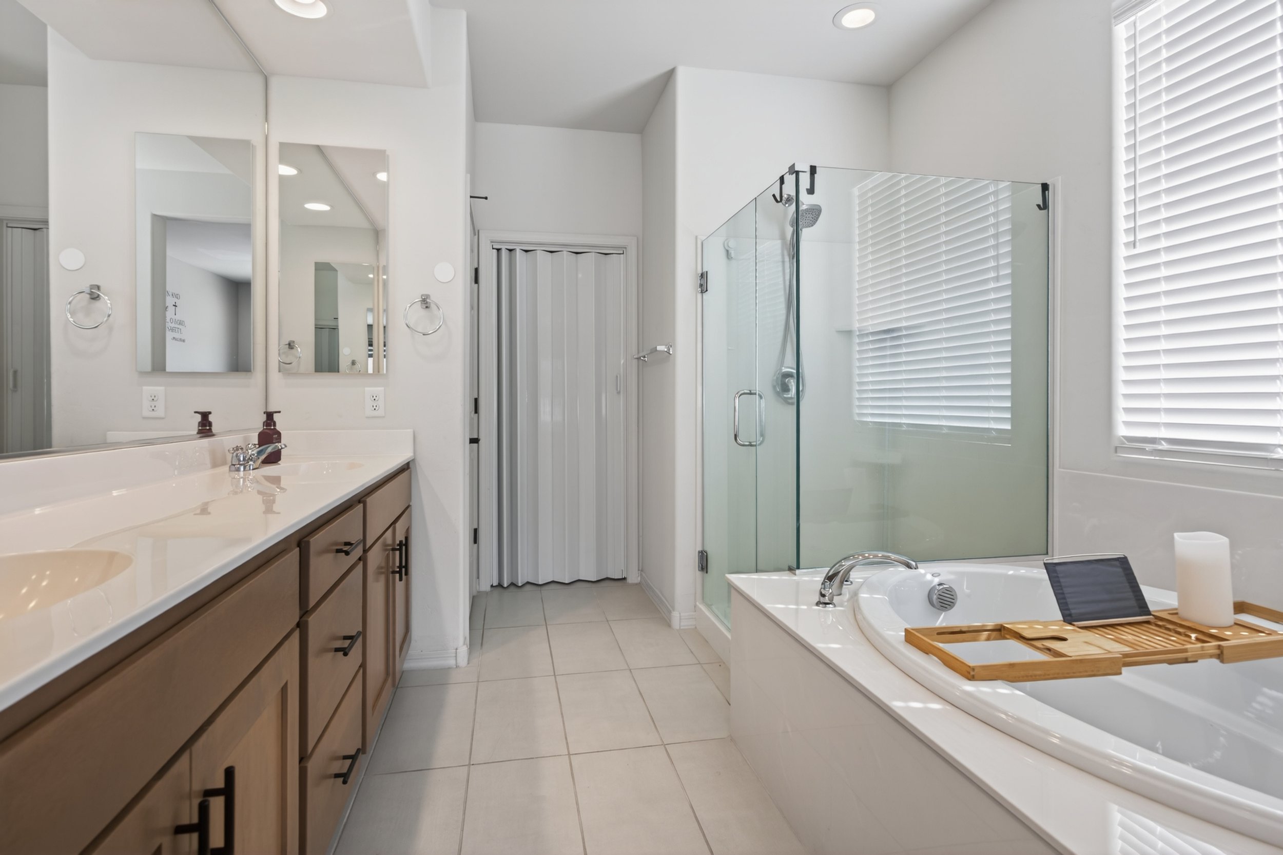 29 Main Bathroom.jpg