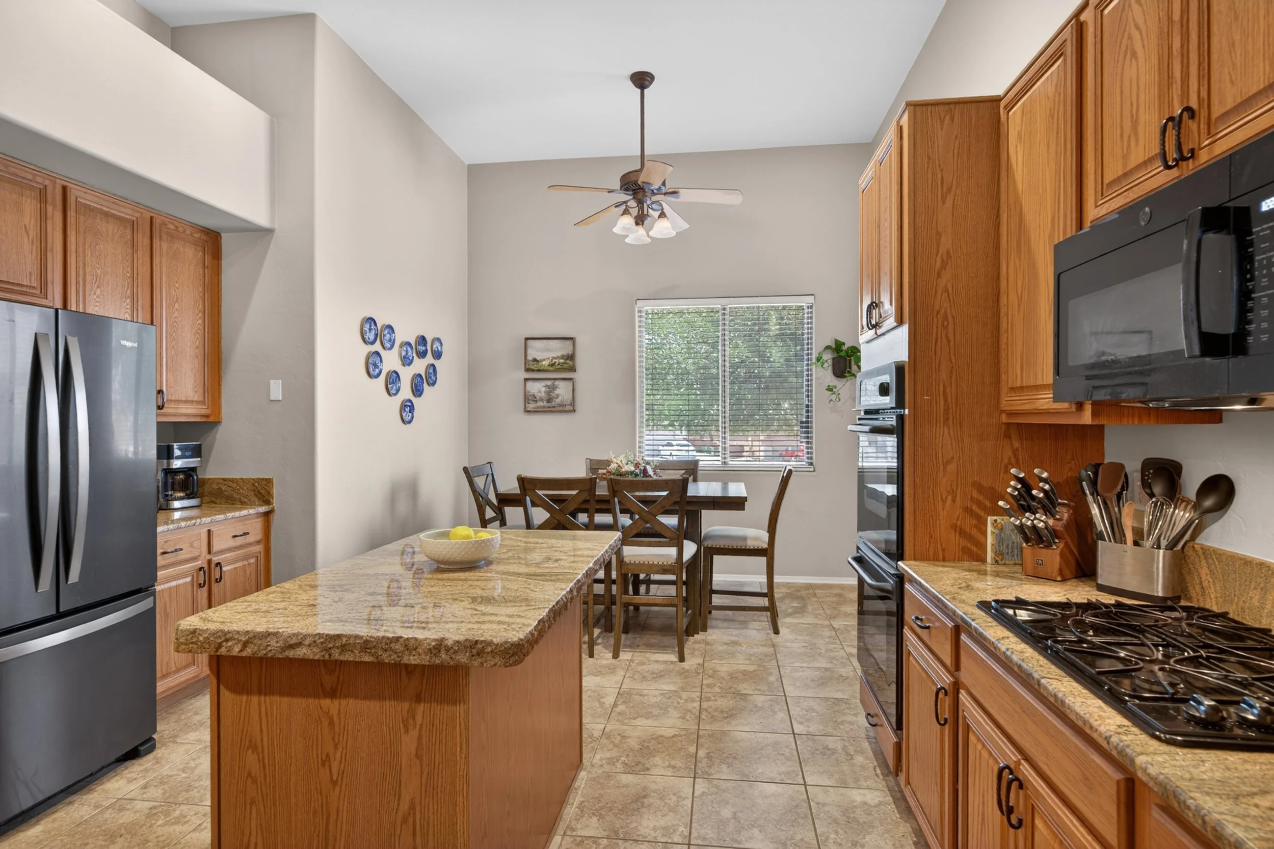 21 Kitchen photo b.jpg