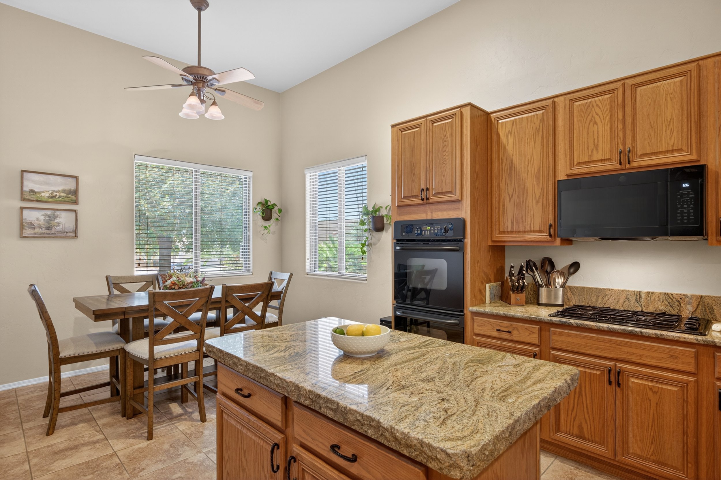 24 Kitchen photo e.jpg