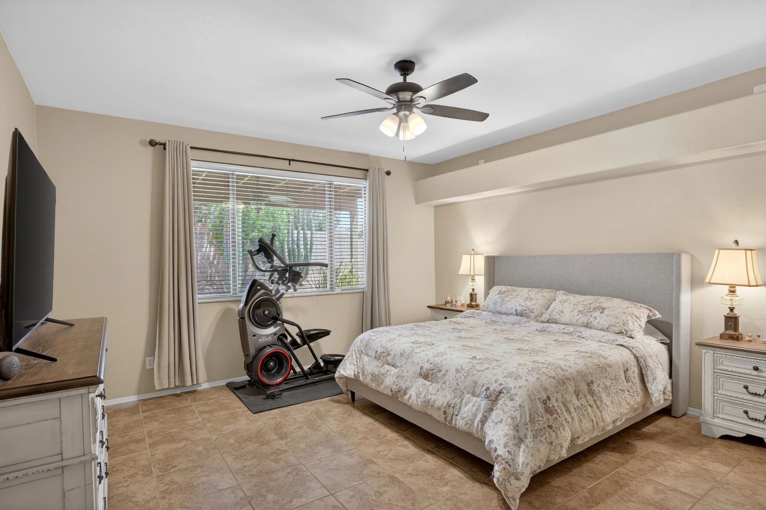 27 Main Bedroom photo a.jpg