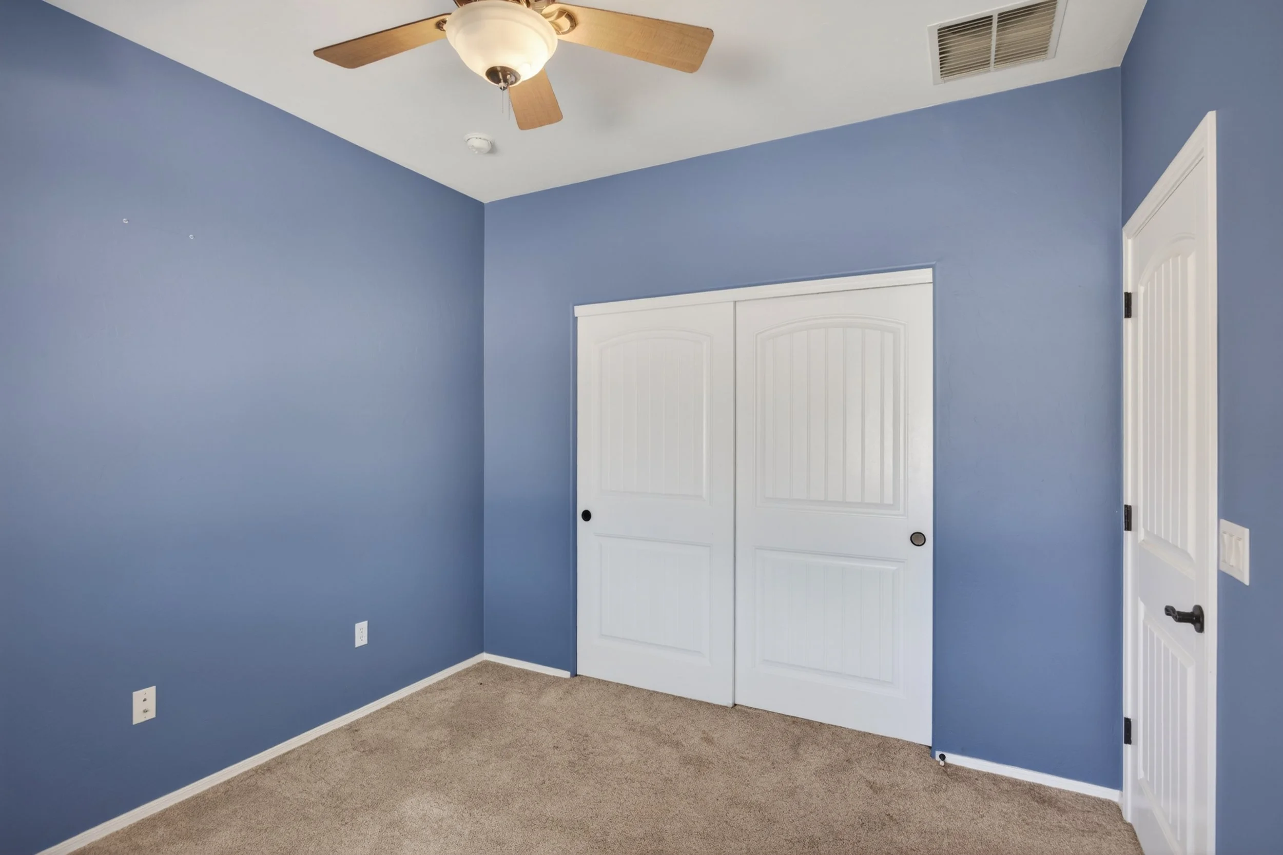 13 Bedroom 1 photo b.jpg