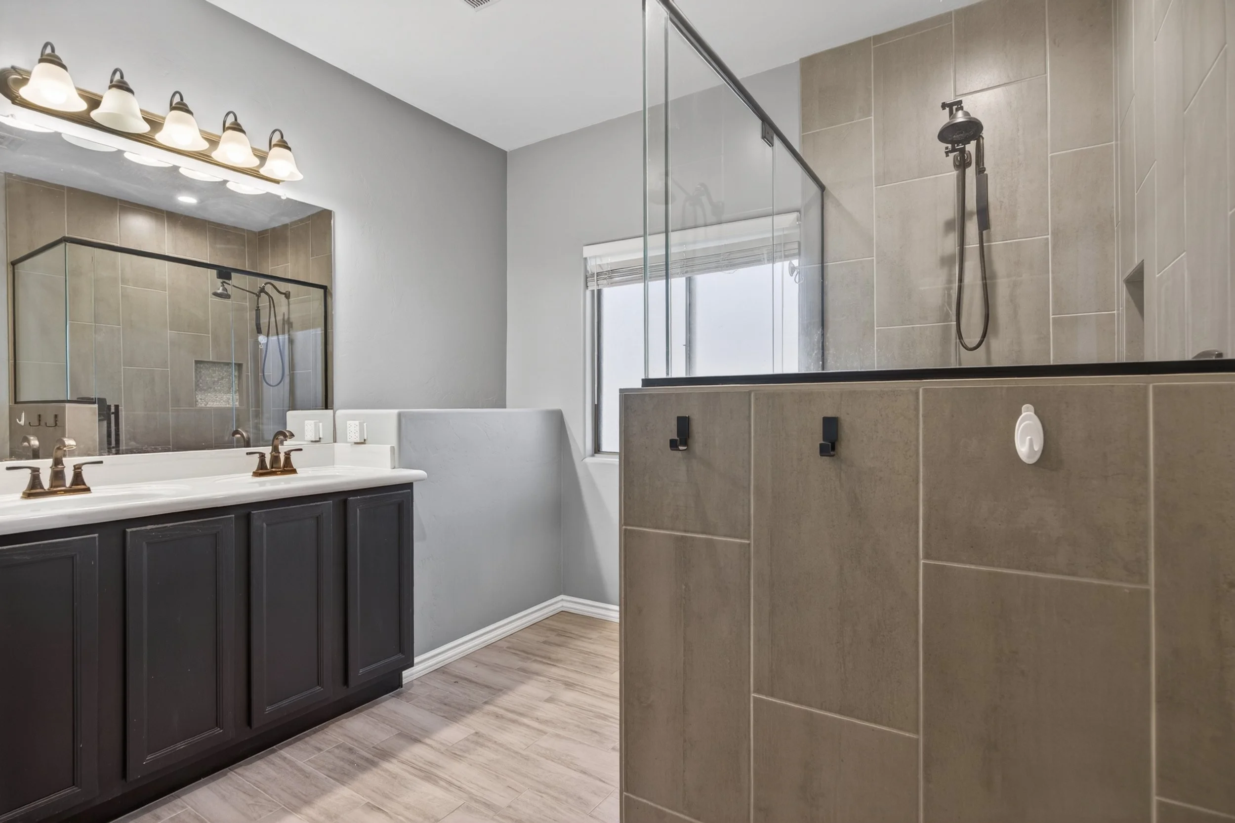 23 Main Bathroom photo a.jpg
