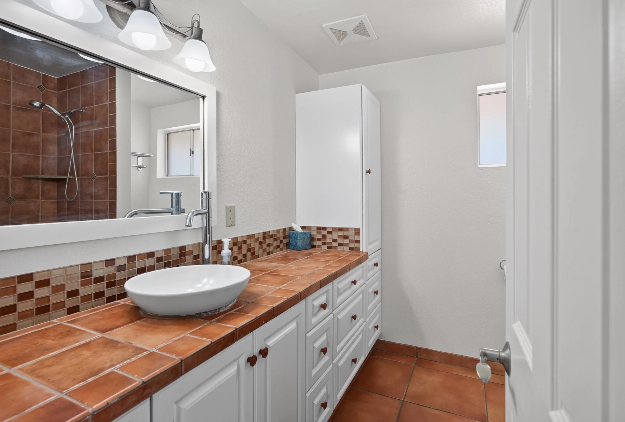 13 Bathroom photo a.jpg