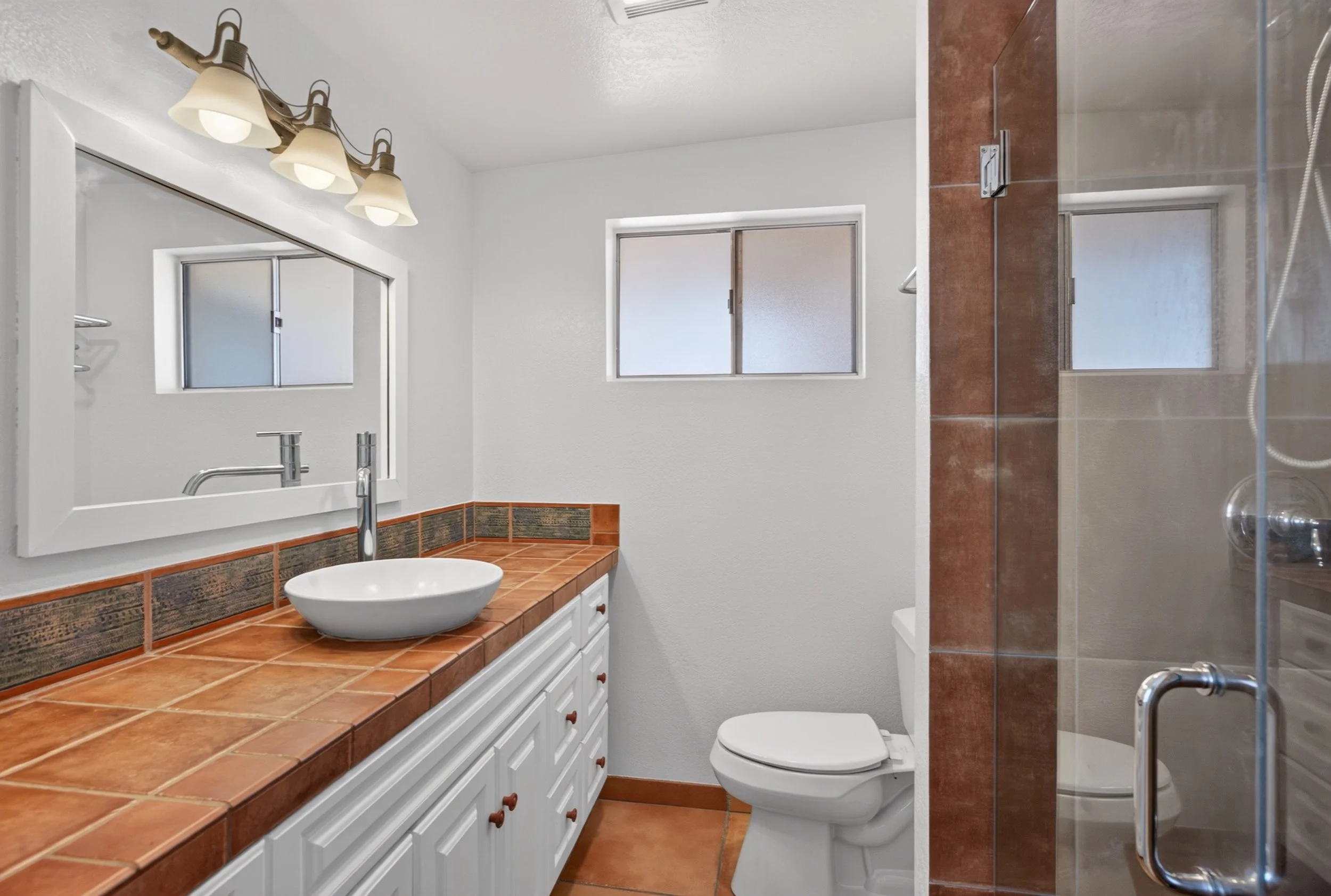 18 Main Bathroom photo a.jpg