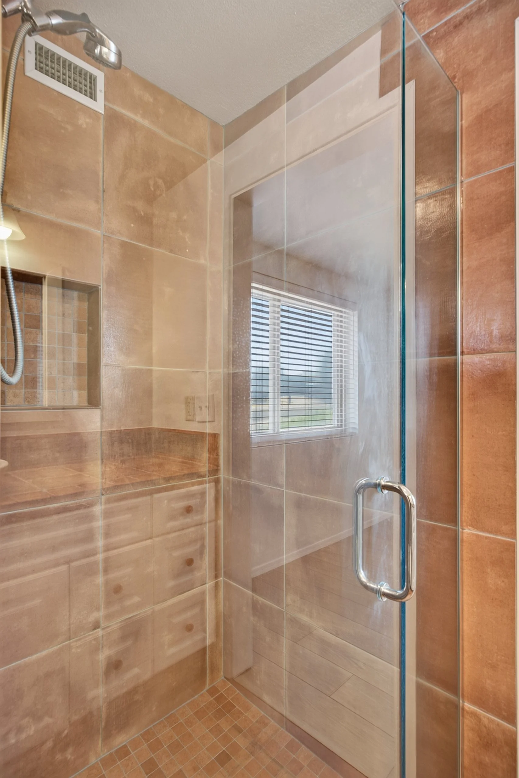19 Main Bathroom photo b.jpg