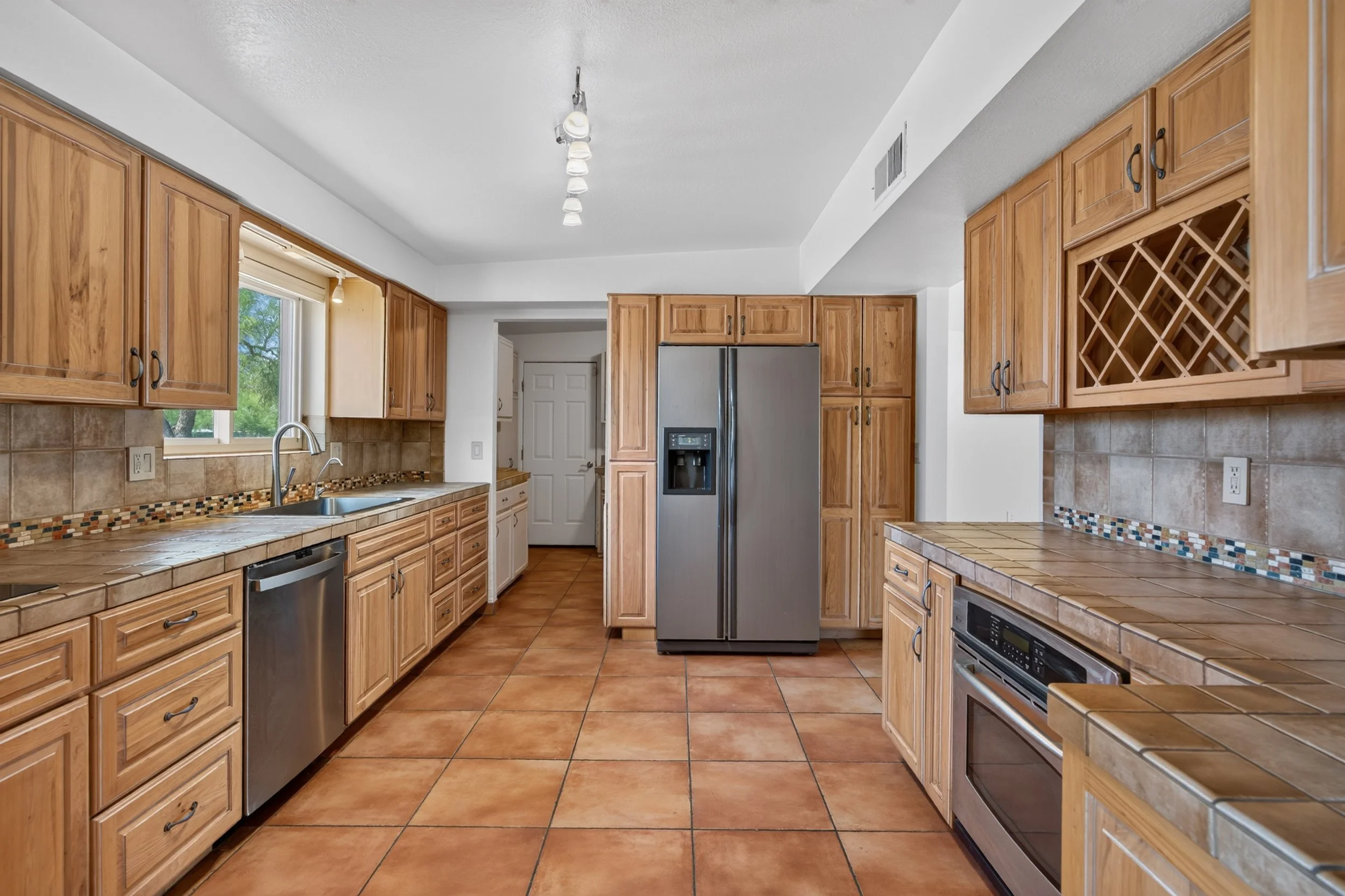 26 Kitchen photo a.jpg