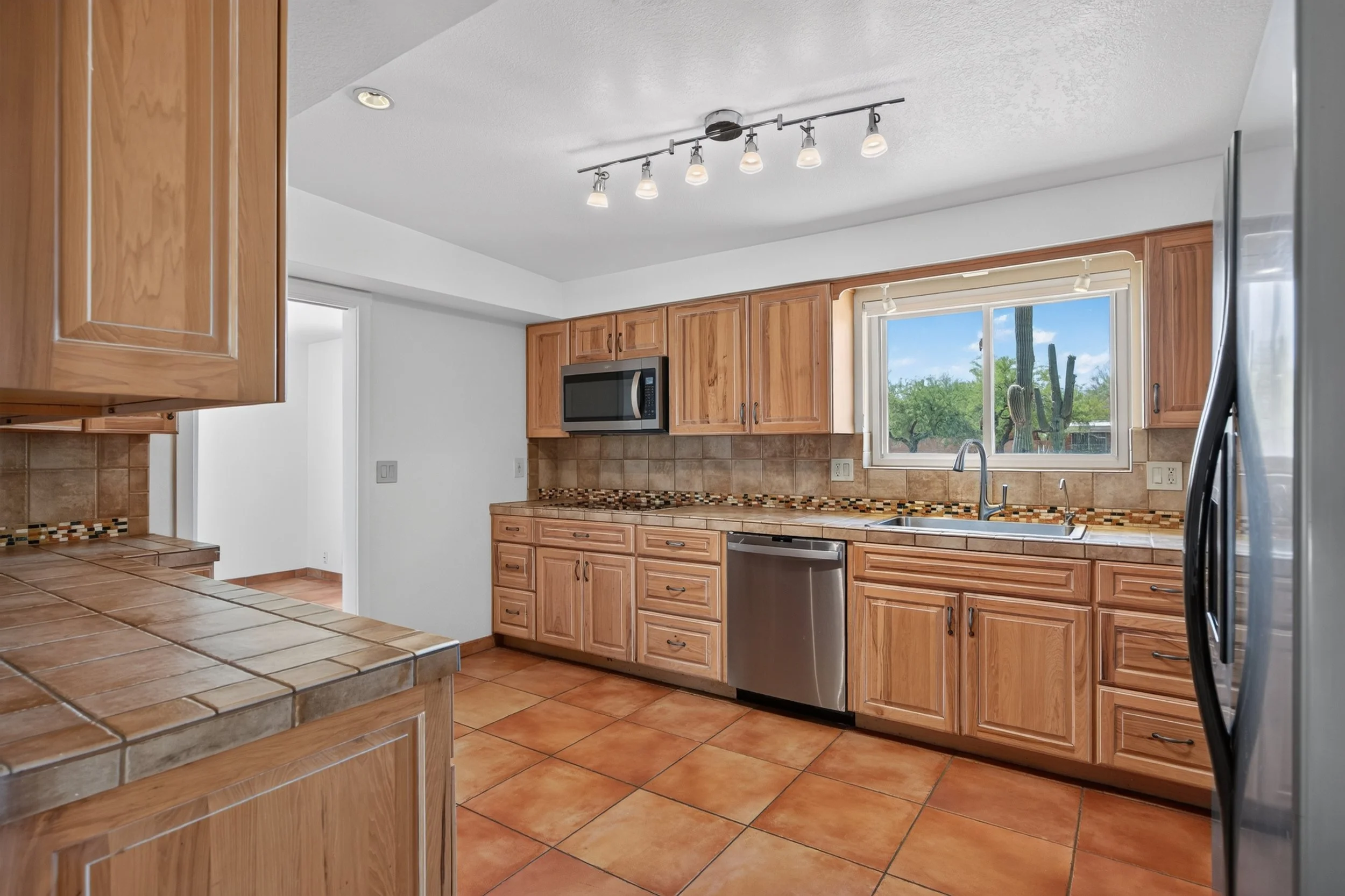 27 Kitchen photo b.jpg