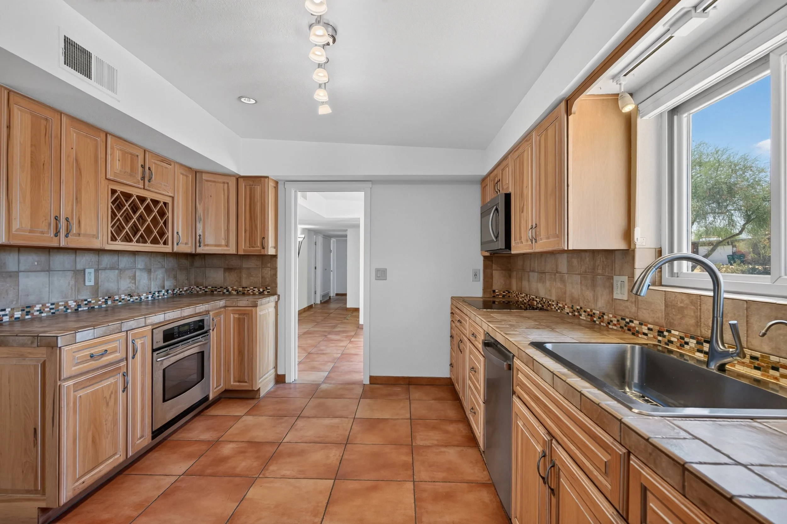 28 Kitchen photo c.jpg