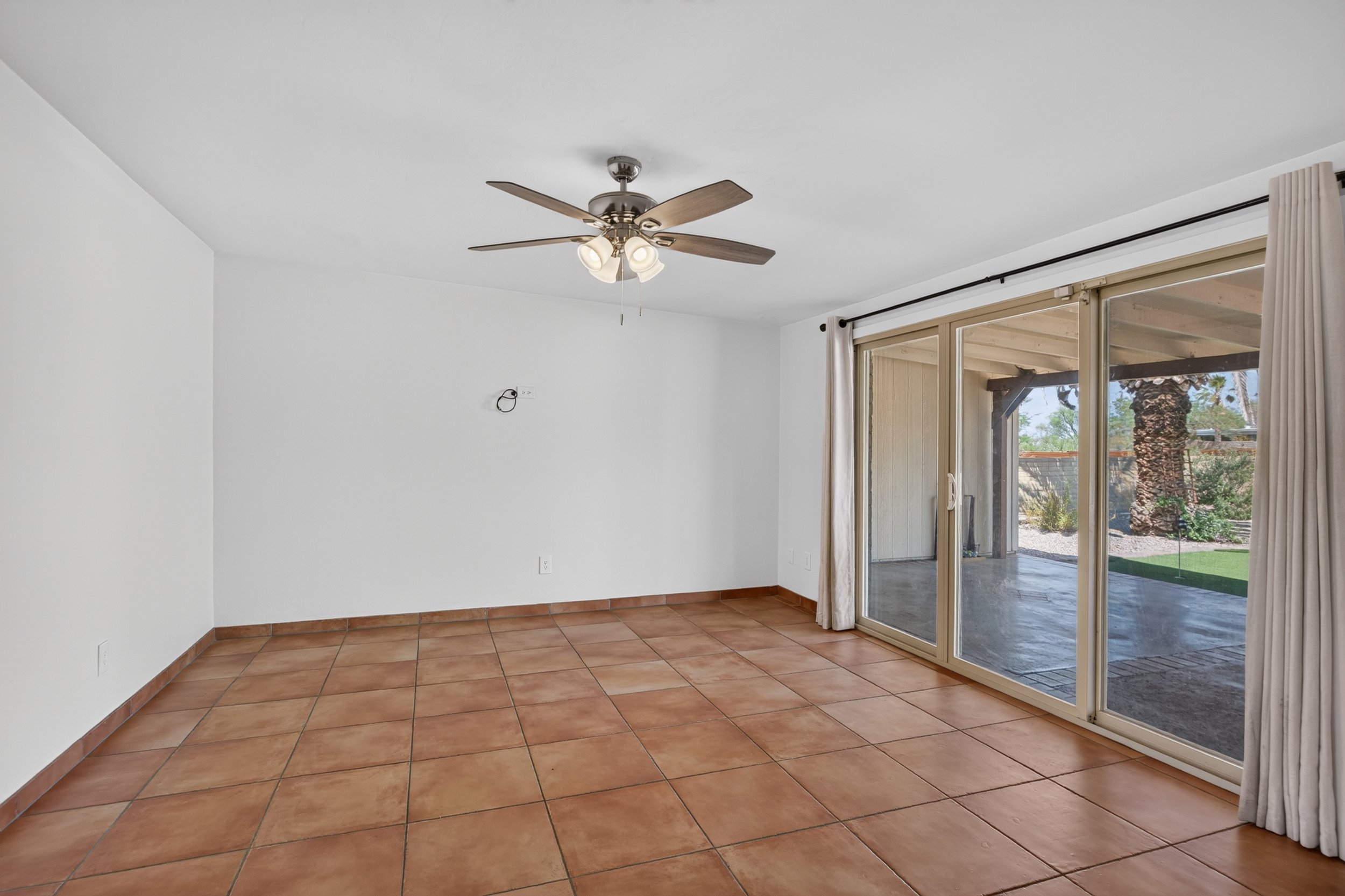 33 Family Room photo a.jpg