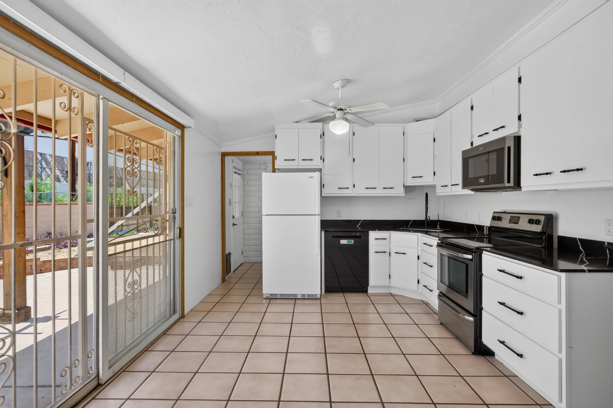 16 Kitchen photo d.jpg