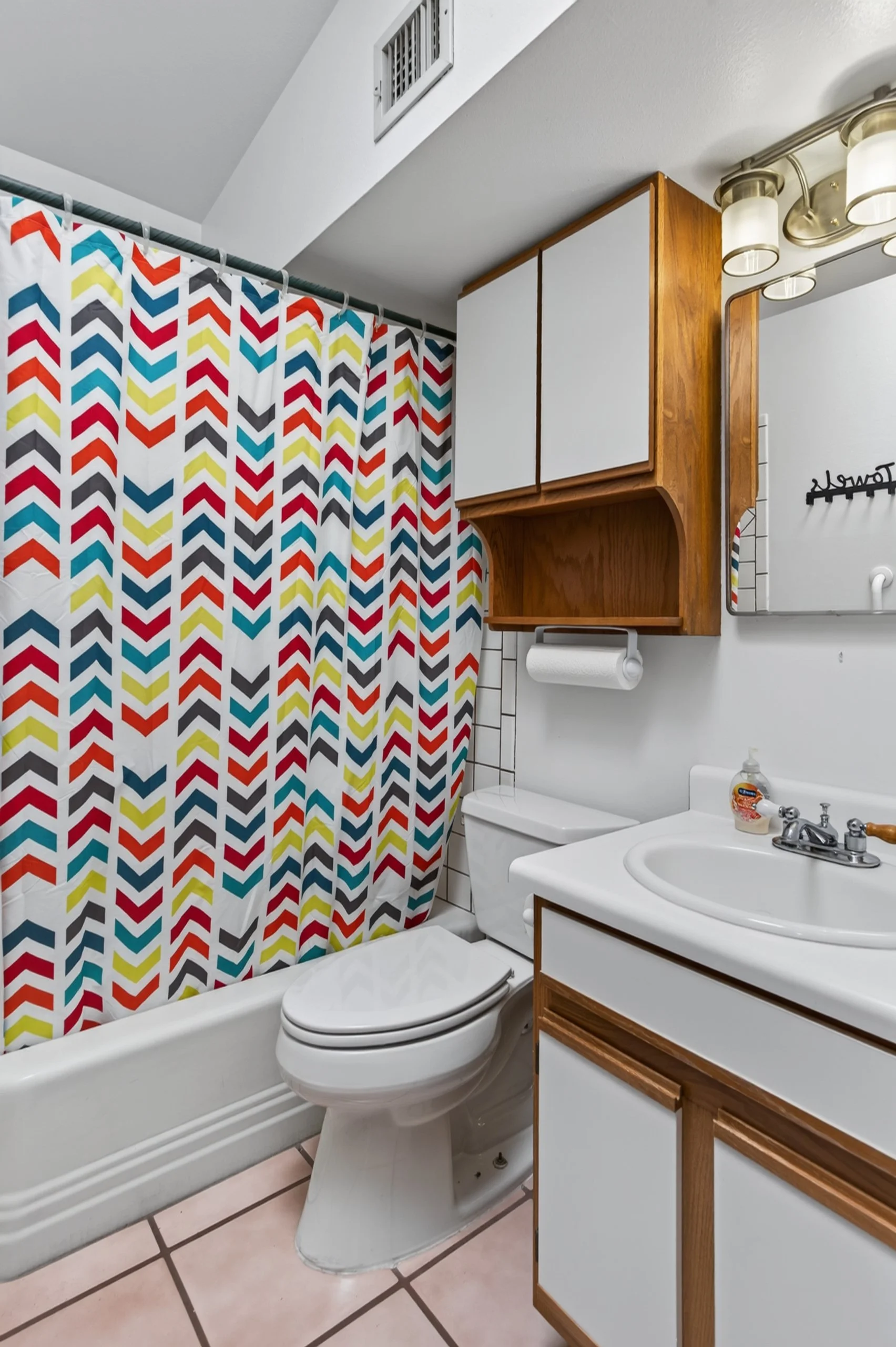 18 Bathroom 1.jpg
