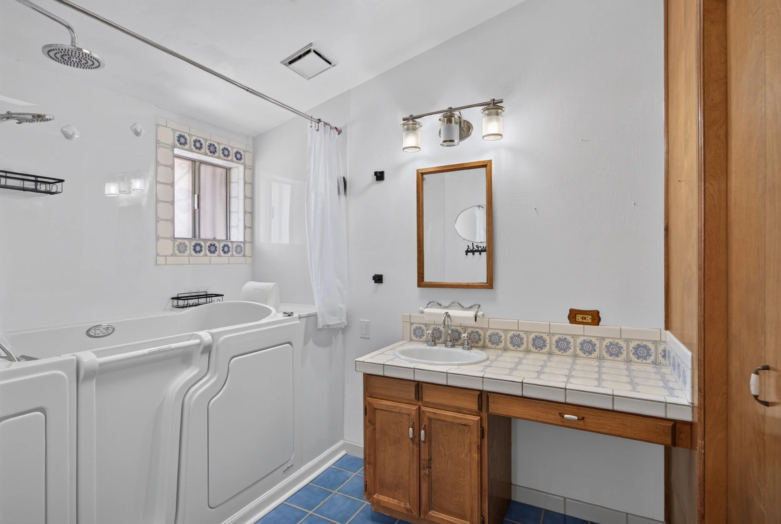24 Bathroom 3 photo a.jpg
