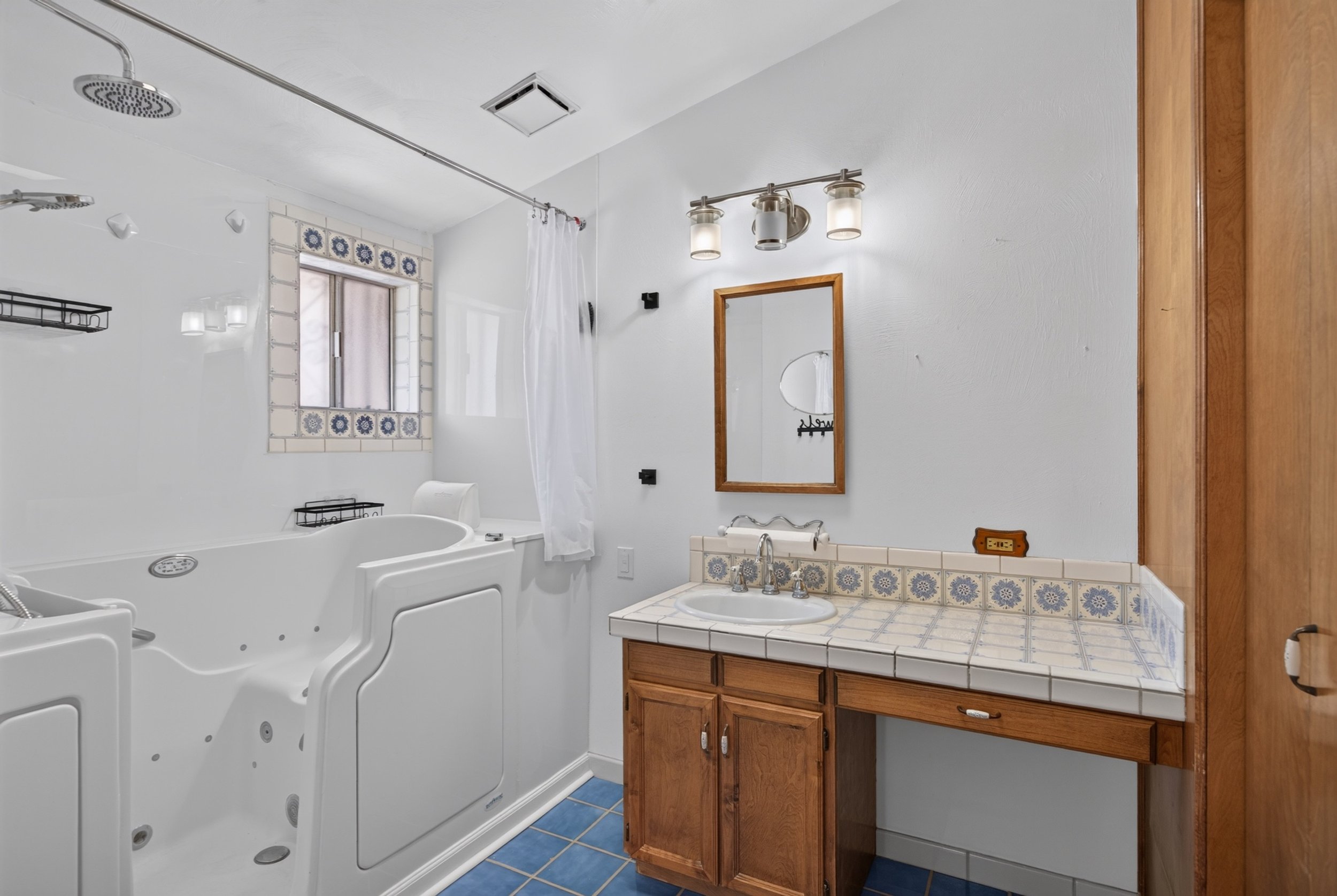 25 Bathroom 3 photo b.jpg