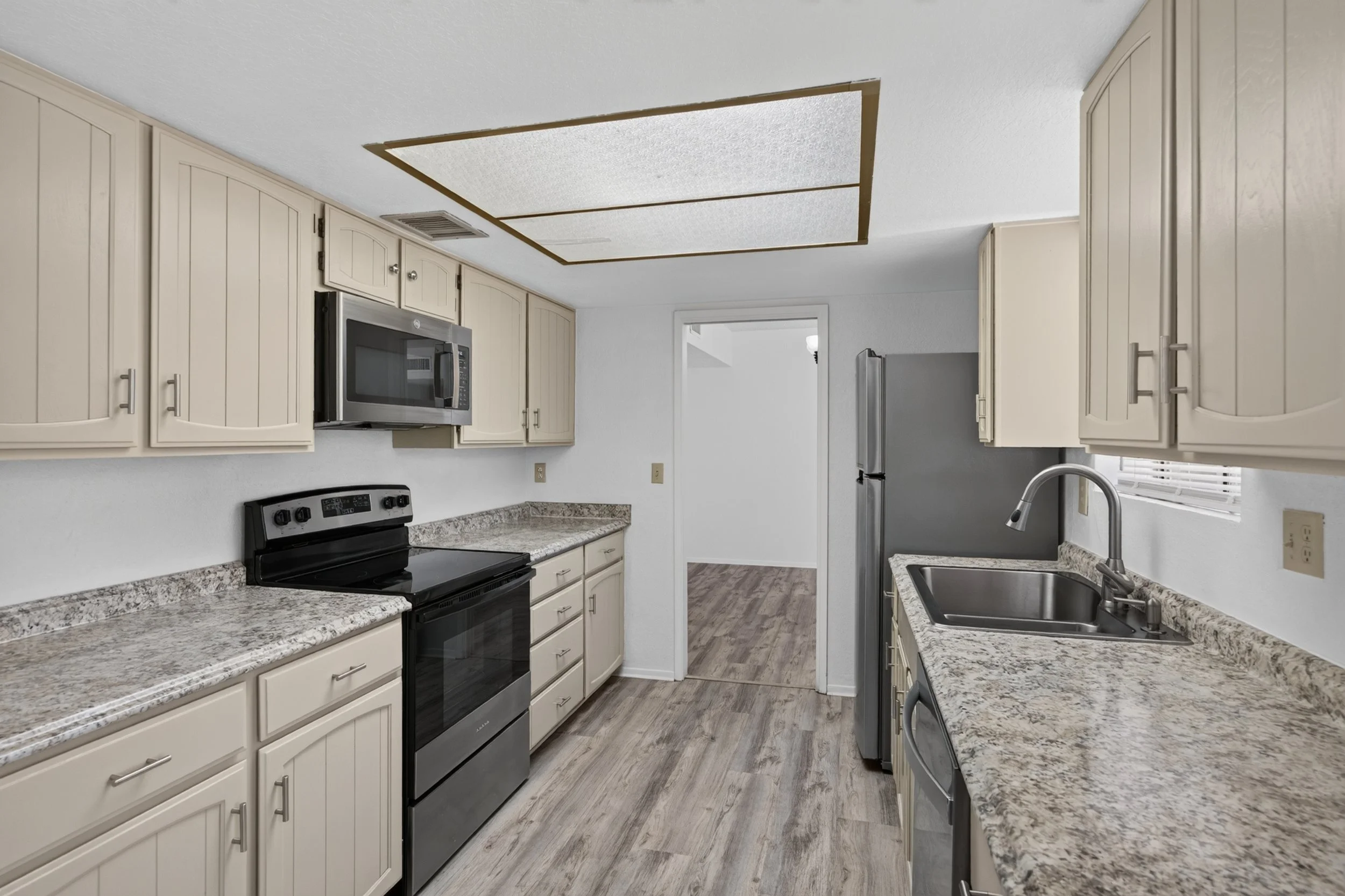 15 Kitchen photo b.jpg