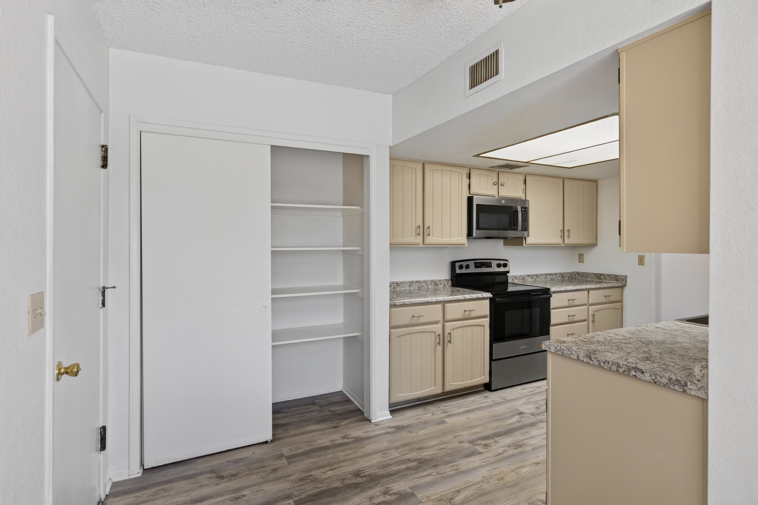 17 Kitchen photo d.jpg