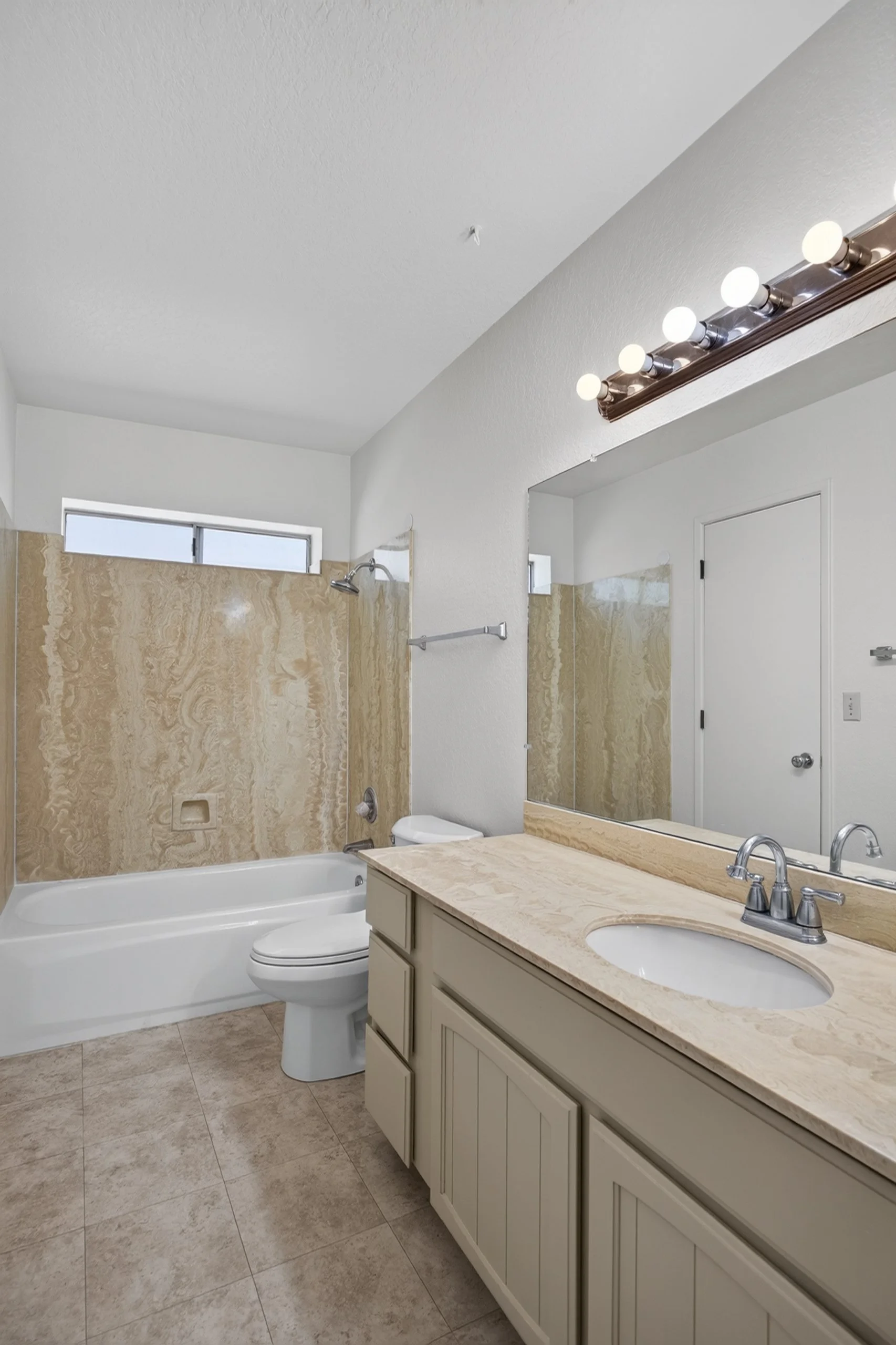 21 Bathroom.jpg
