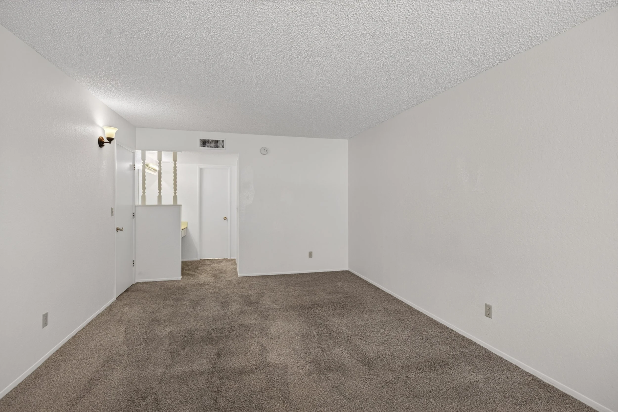 25 Main Bedroom photo b.jpg