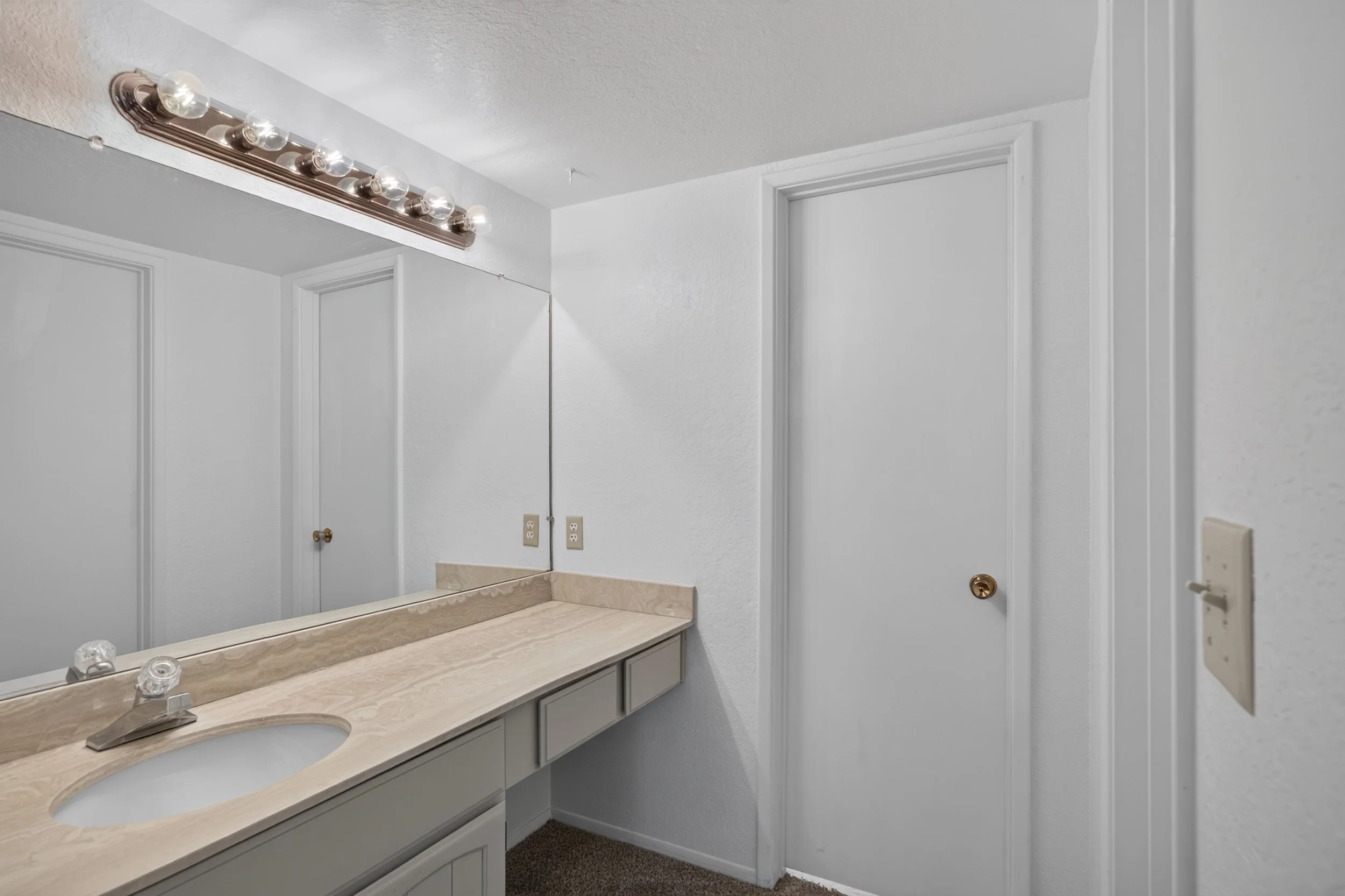 27 Main Bathroom photo a.jpg