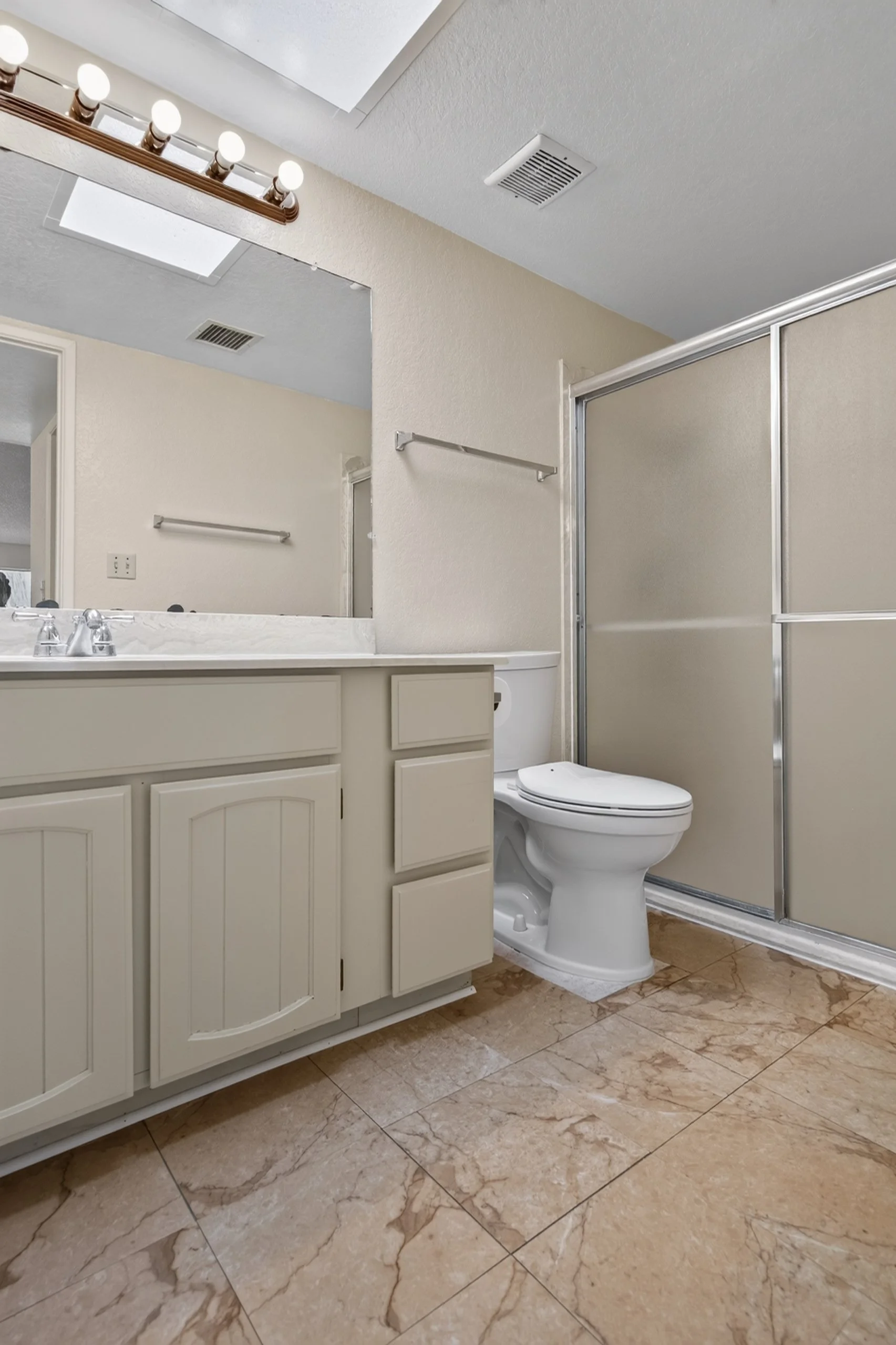 28 Main Bathroom photo b.jpg