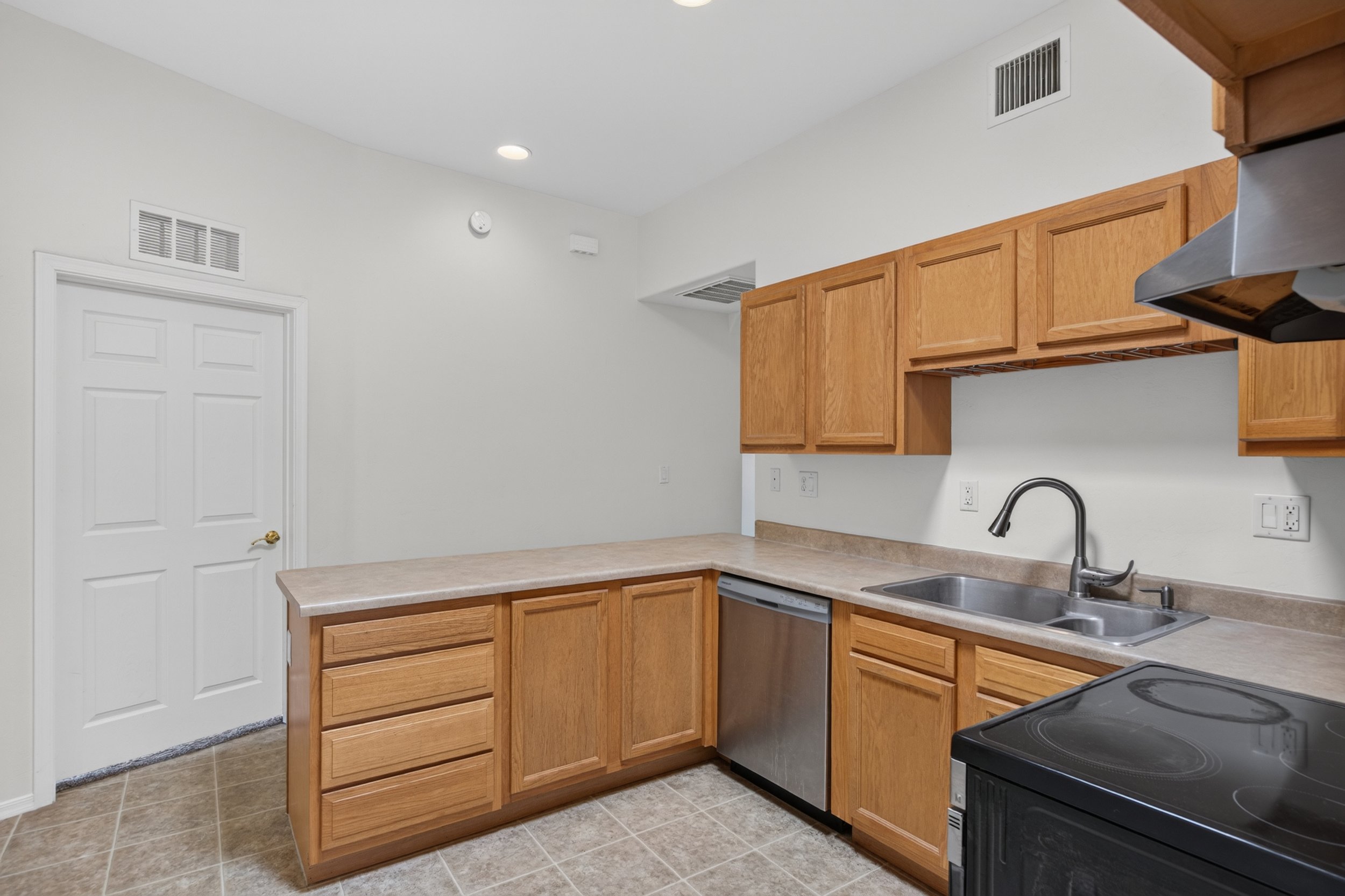 12 Kitchen photo d.jpg
