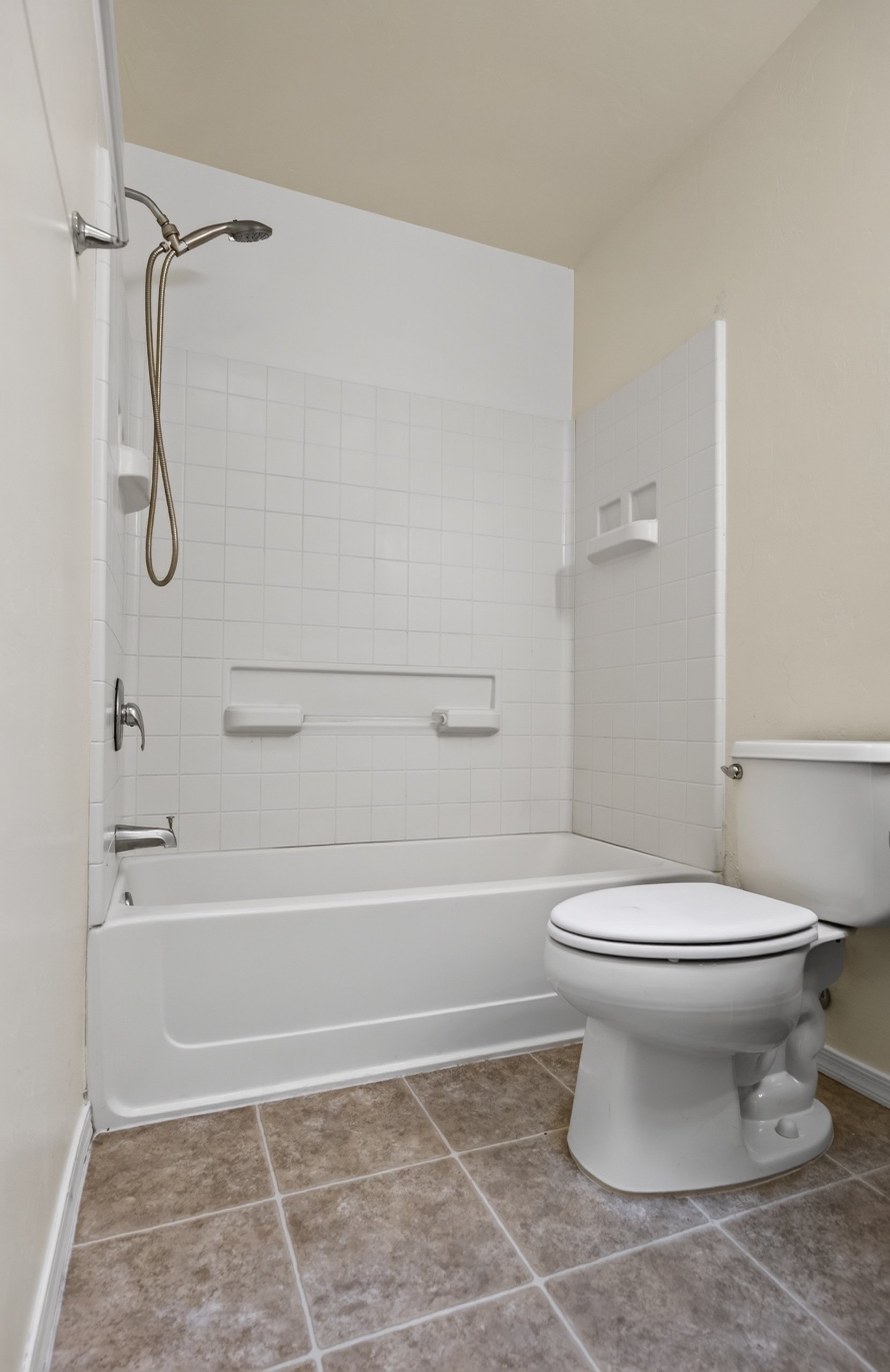 16 Main Bathroom photo b.jpg