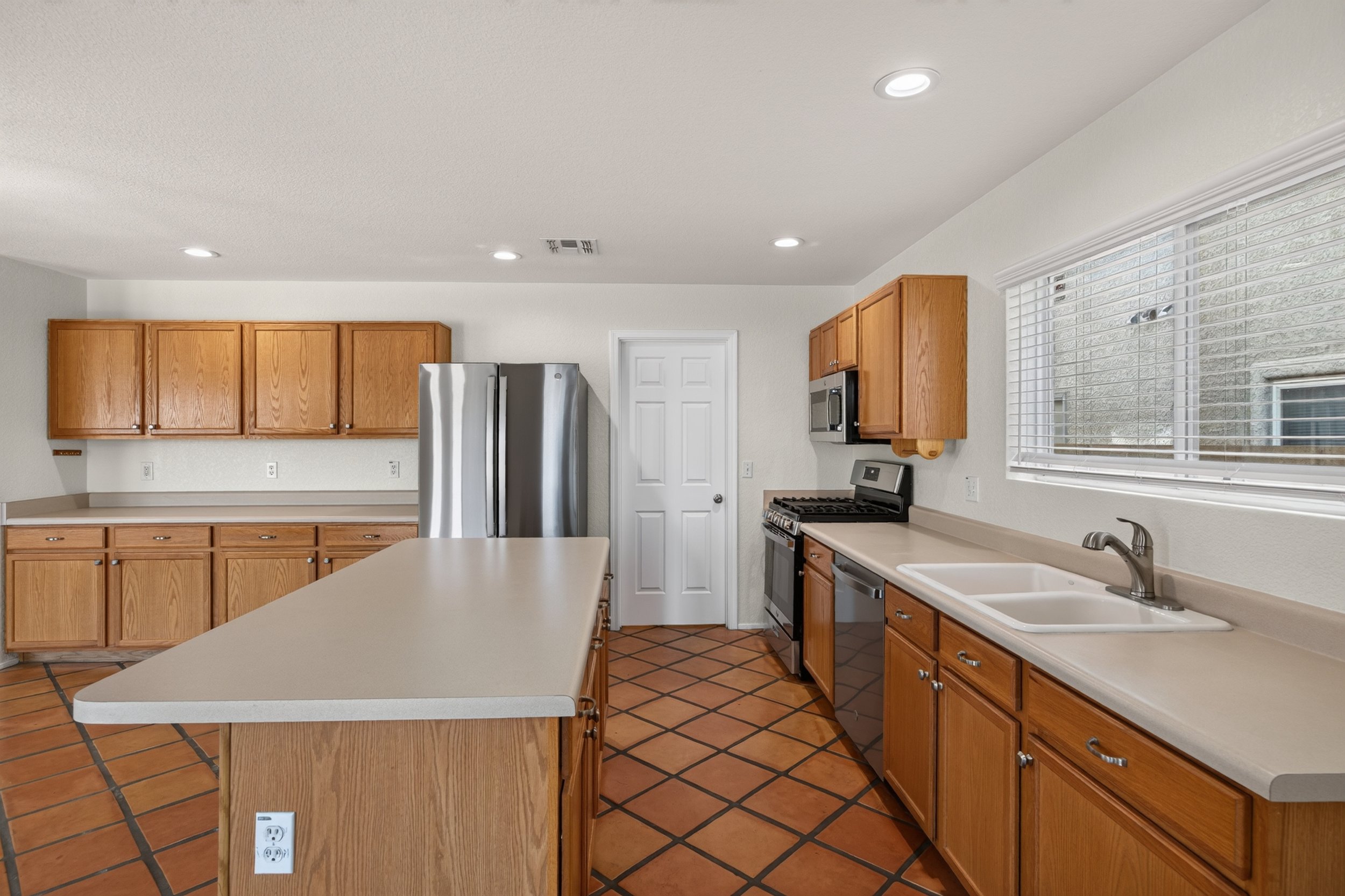12 Kitchen photo b.jpg