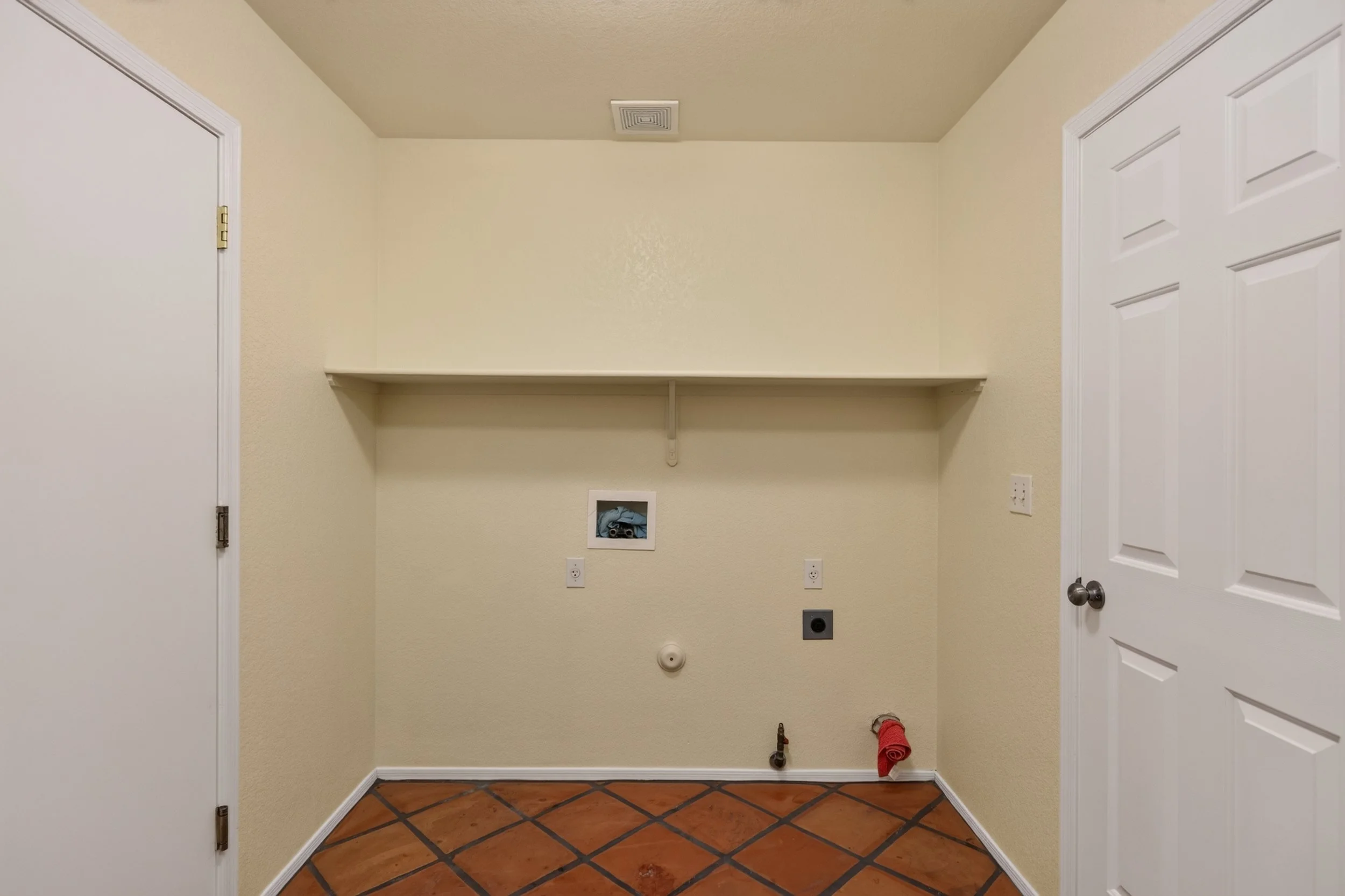 16 Laundry:Utility Room photo b.jpg