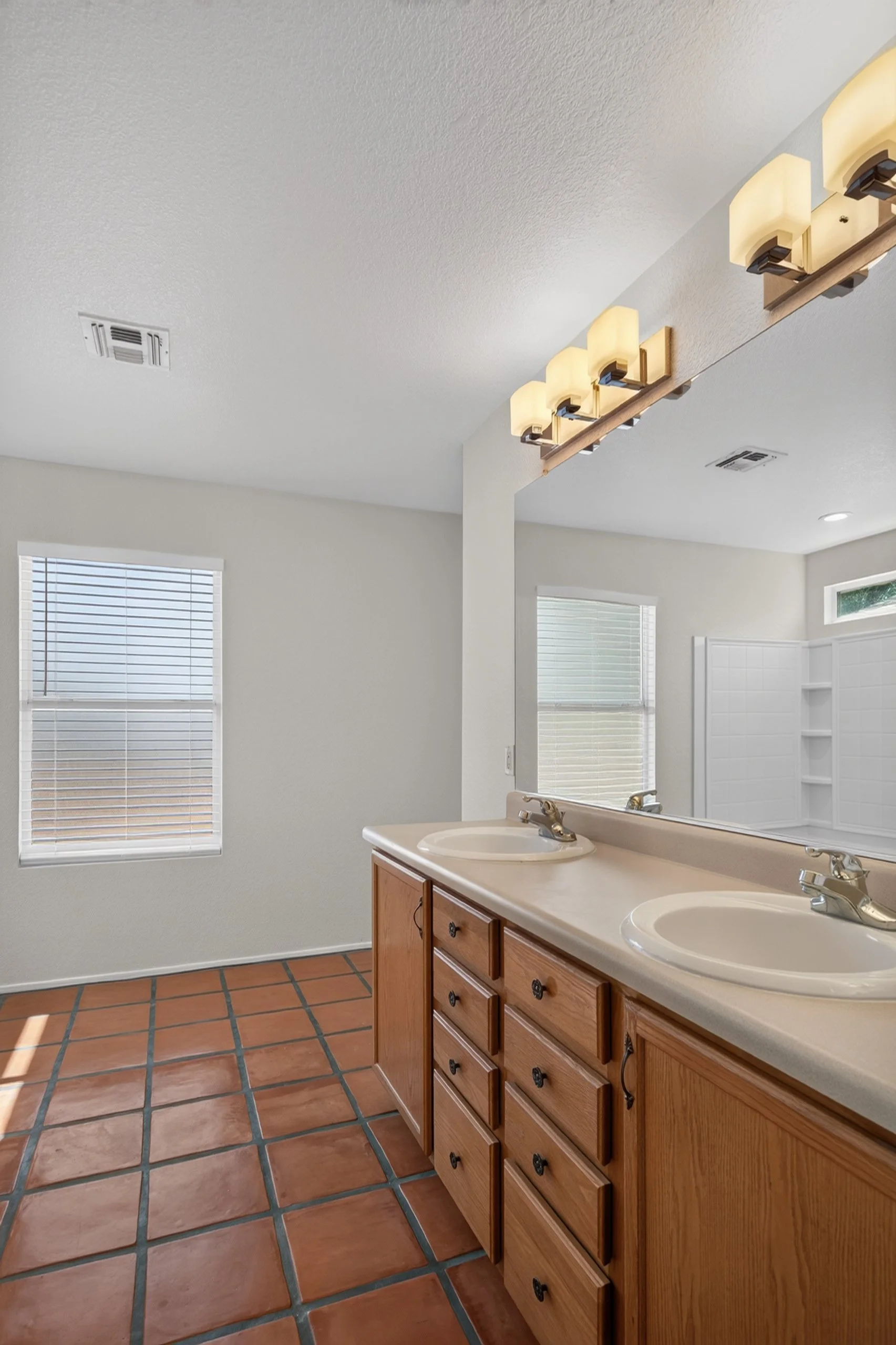 23 Main Bathroom photo b.jpg