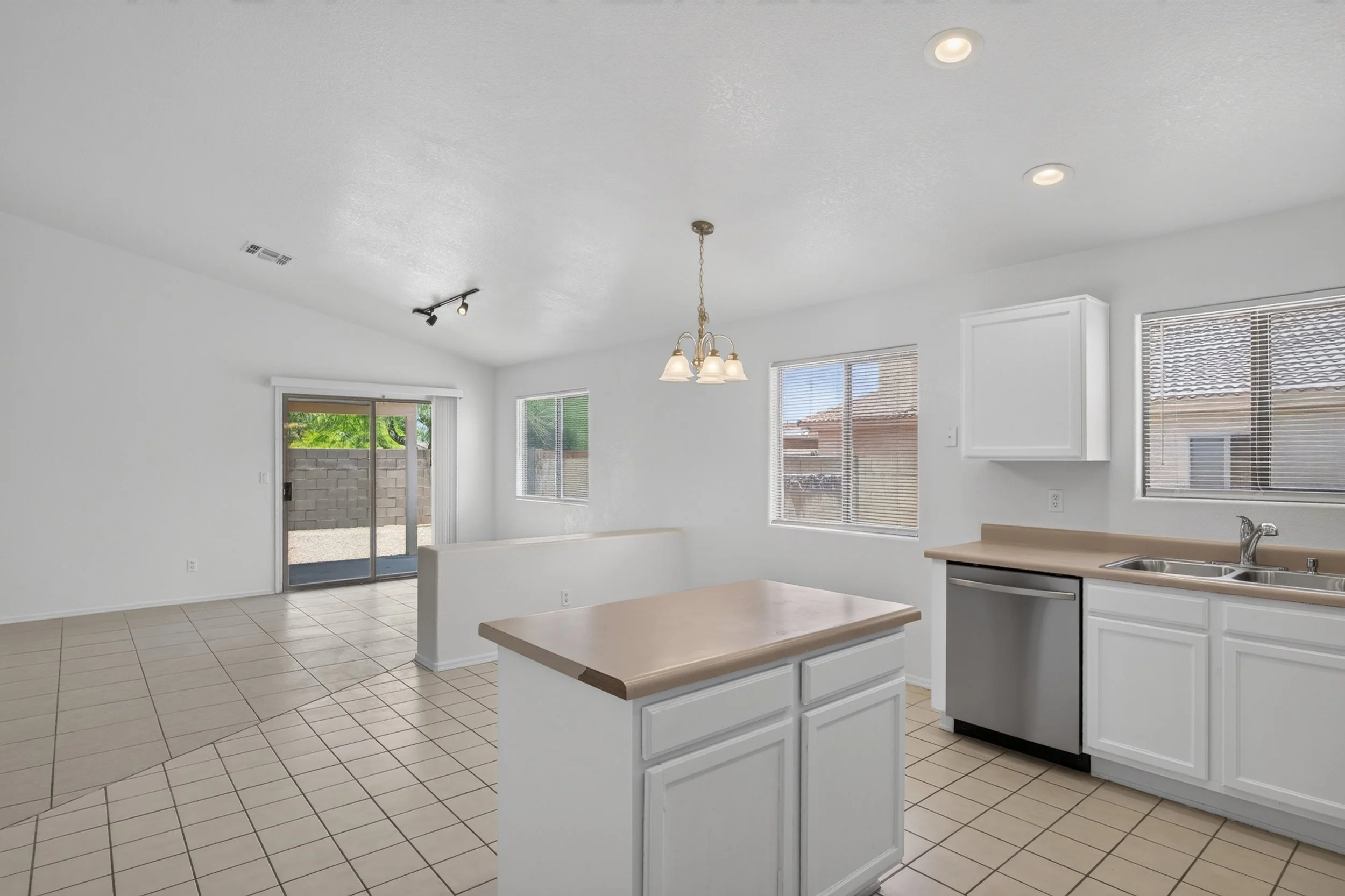 10 Kitchen photo a.jpg