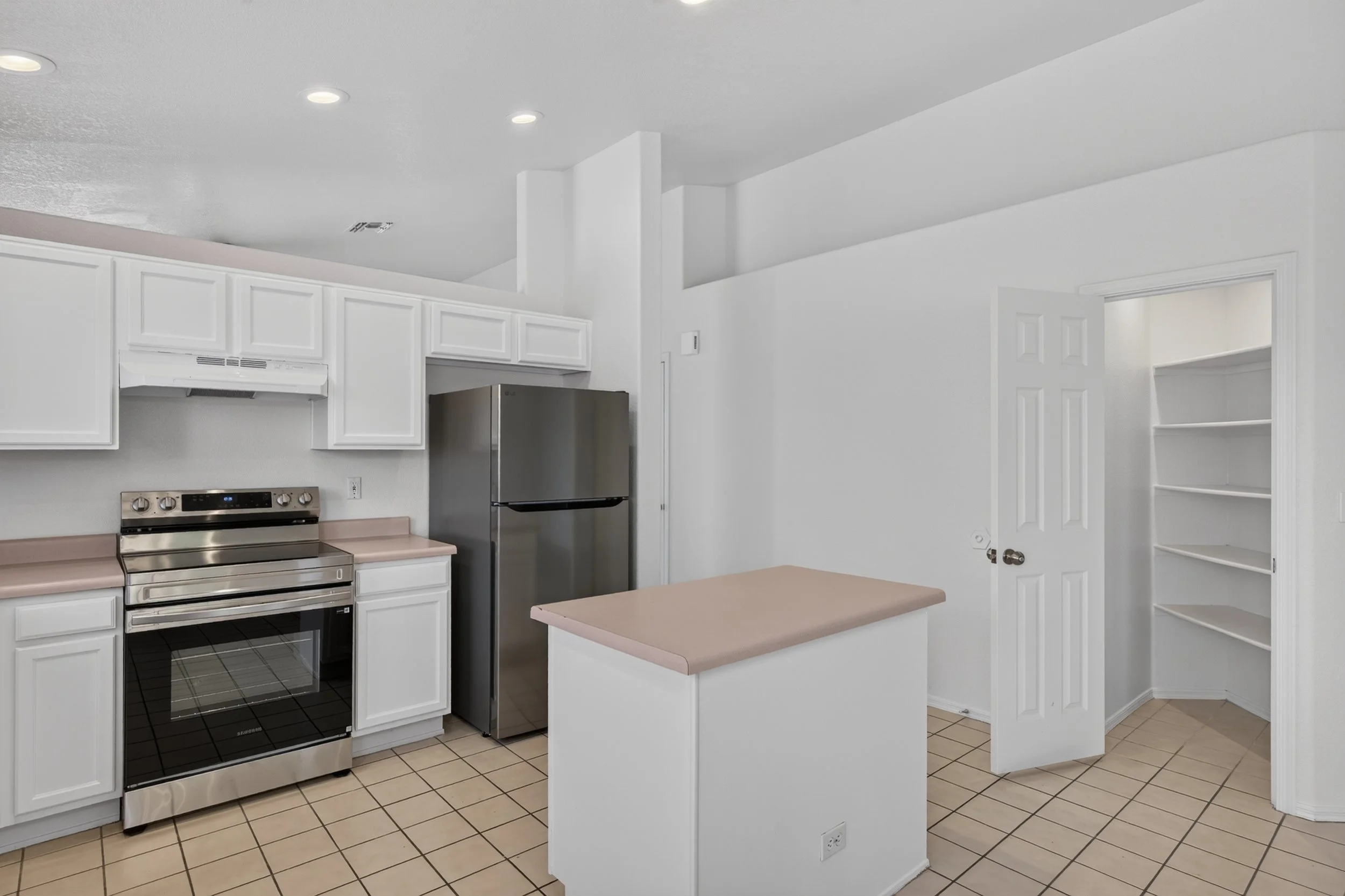 11 Kitchen photo b.jpg