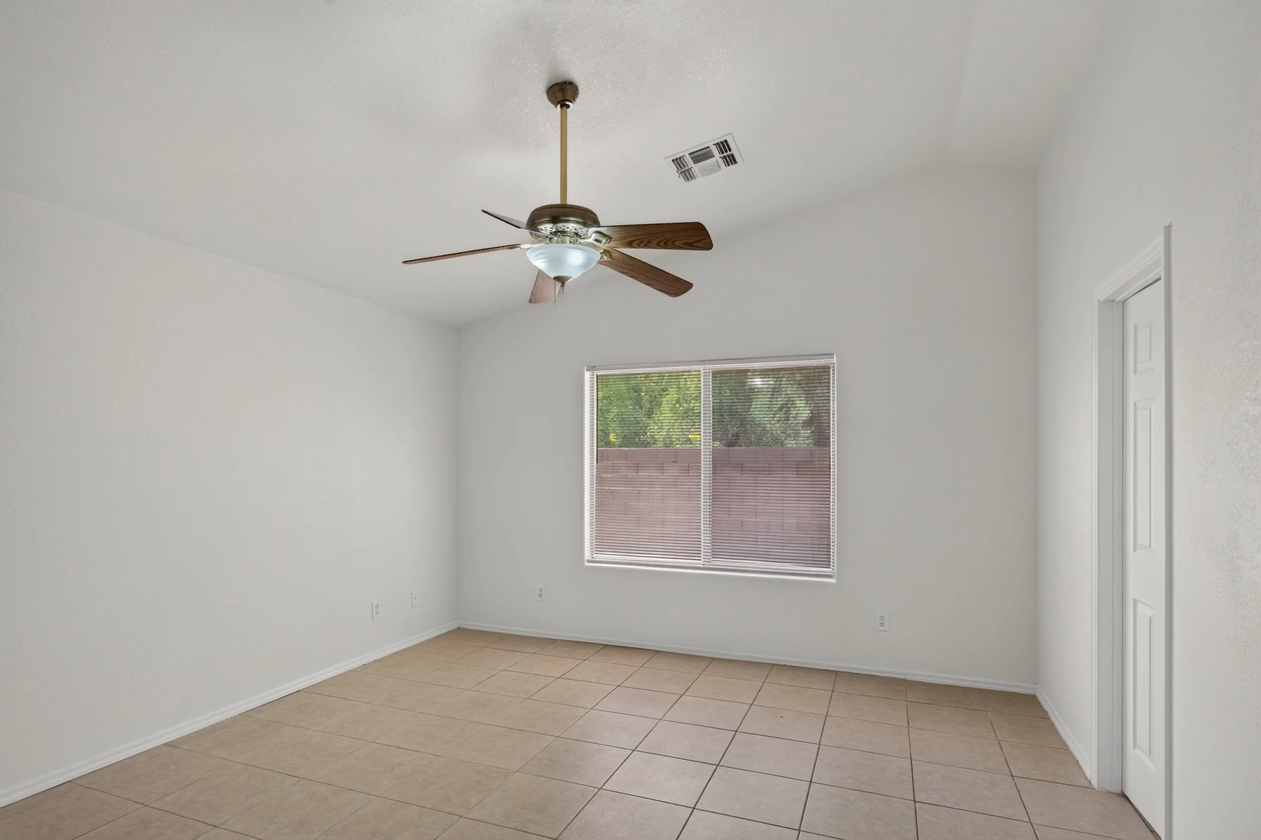 18 Main Bedroom photo a.jpg