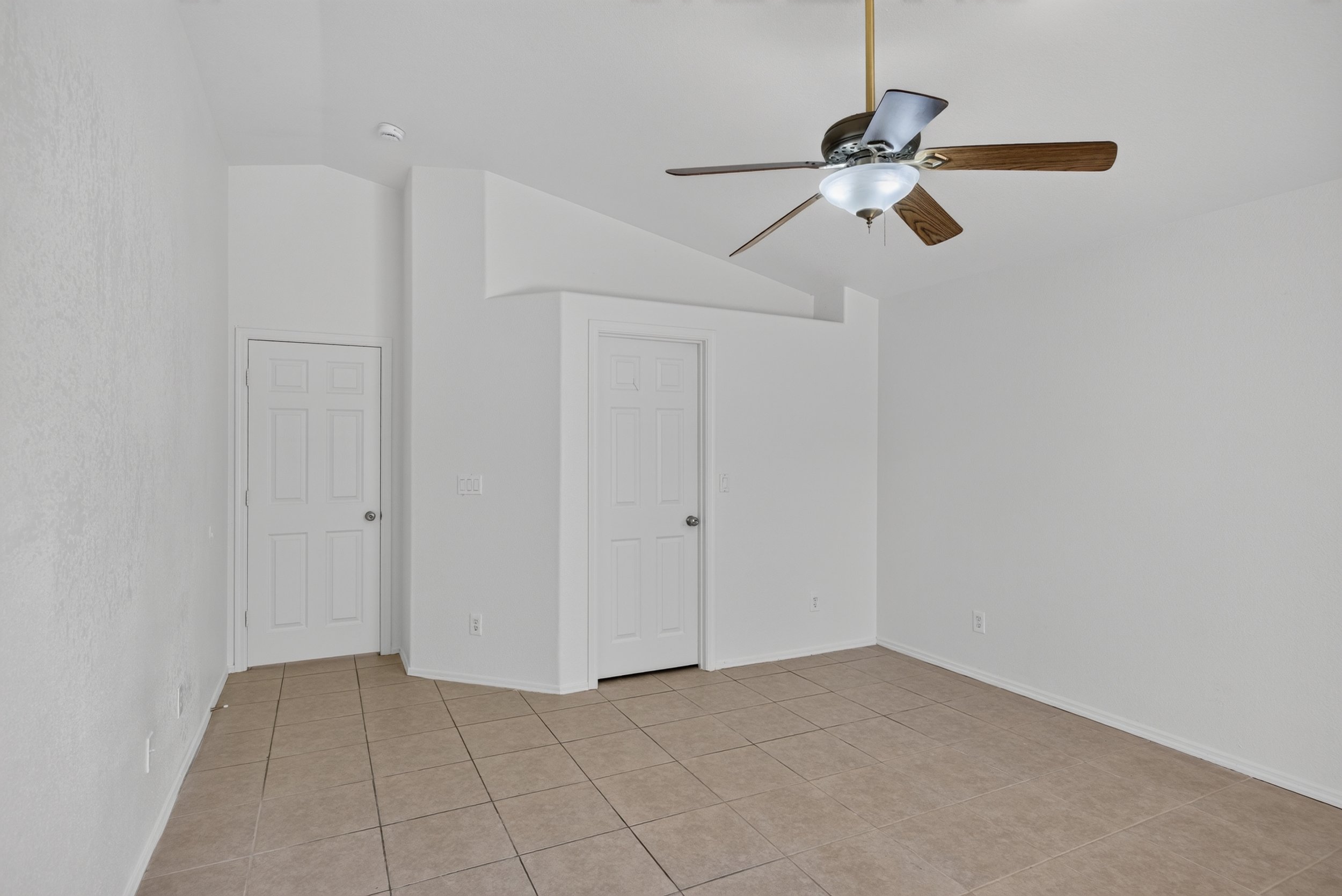19 Main Bedroom photo b.jpg