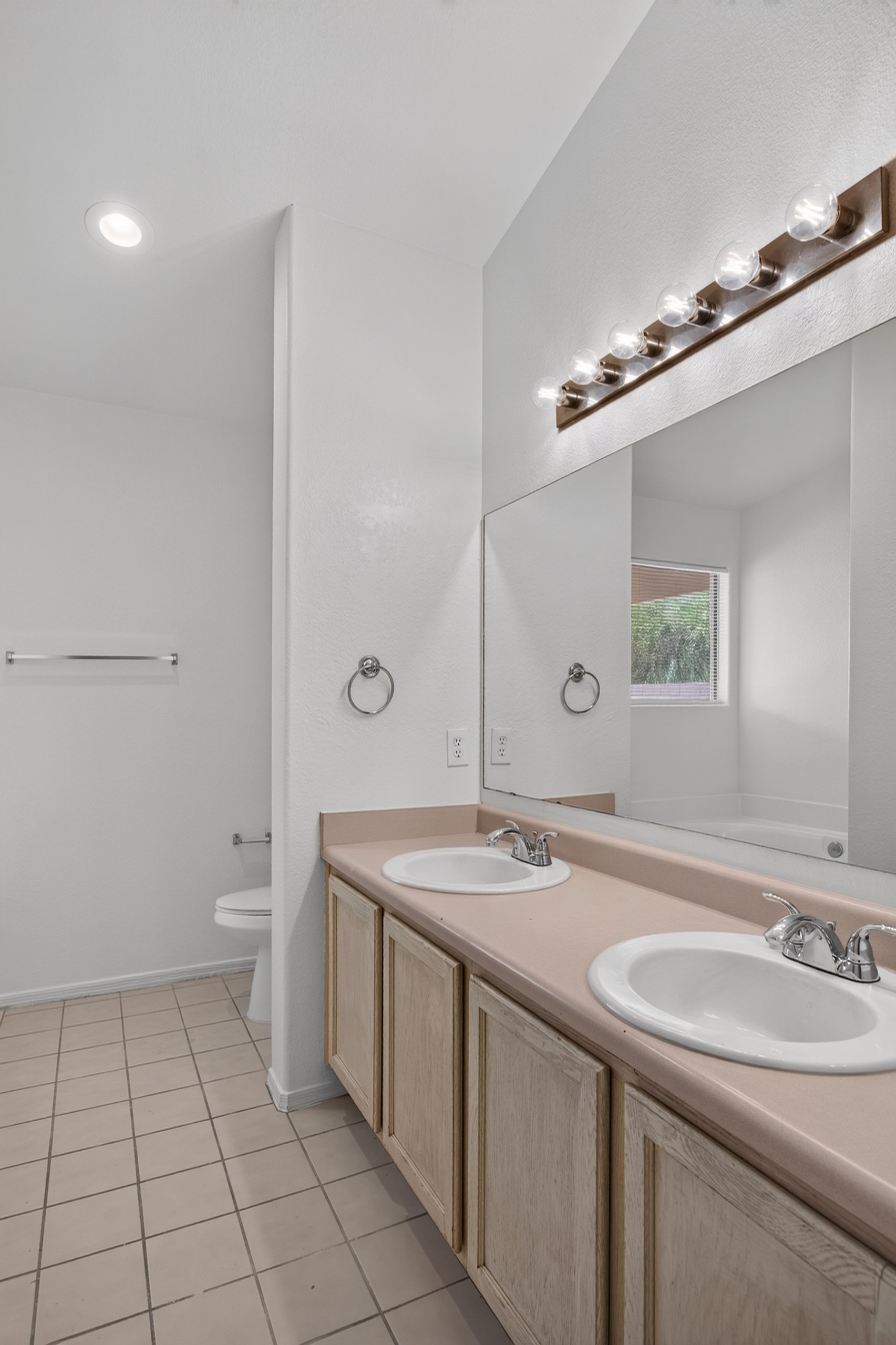 22 Main Bathroom photo a.jpg