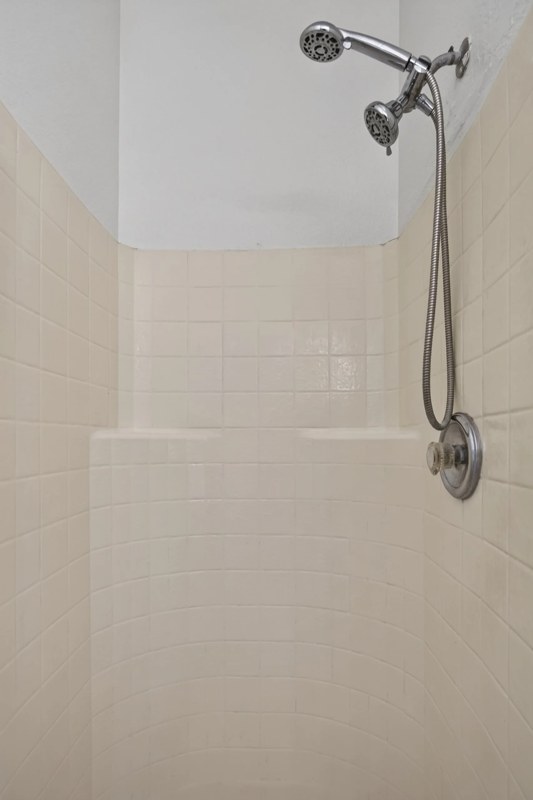 23 Main Bathroom photo b.jpg