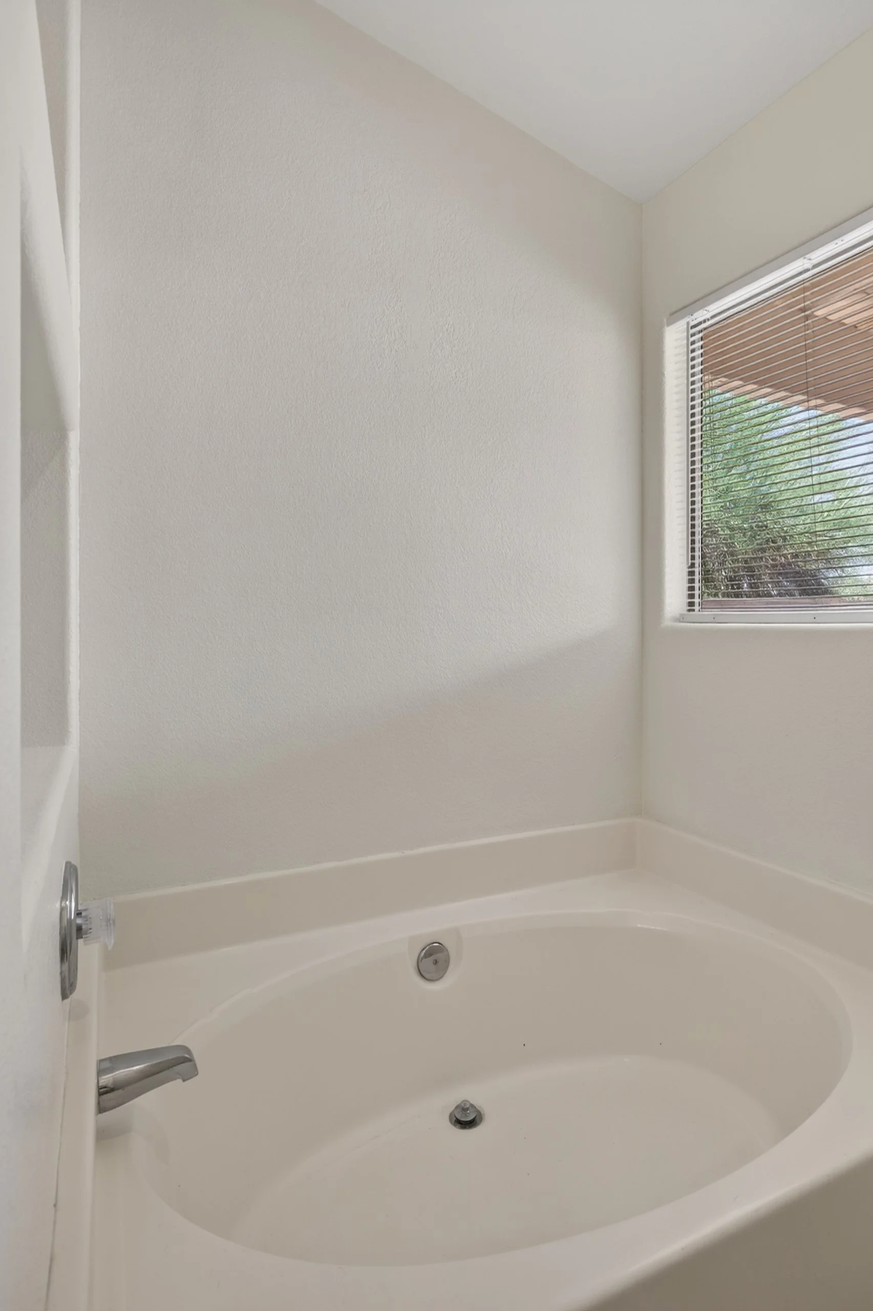 24 Main Bathroom photo c.jpg