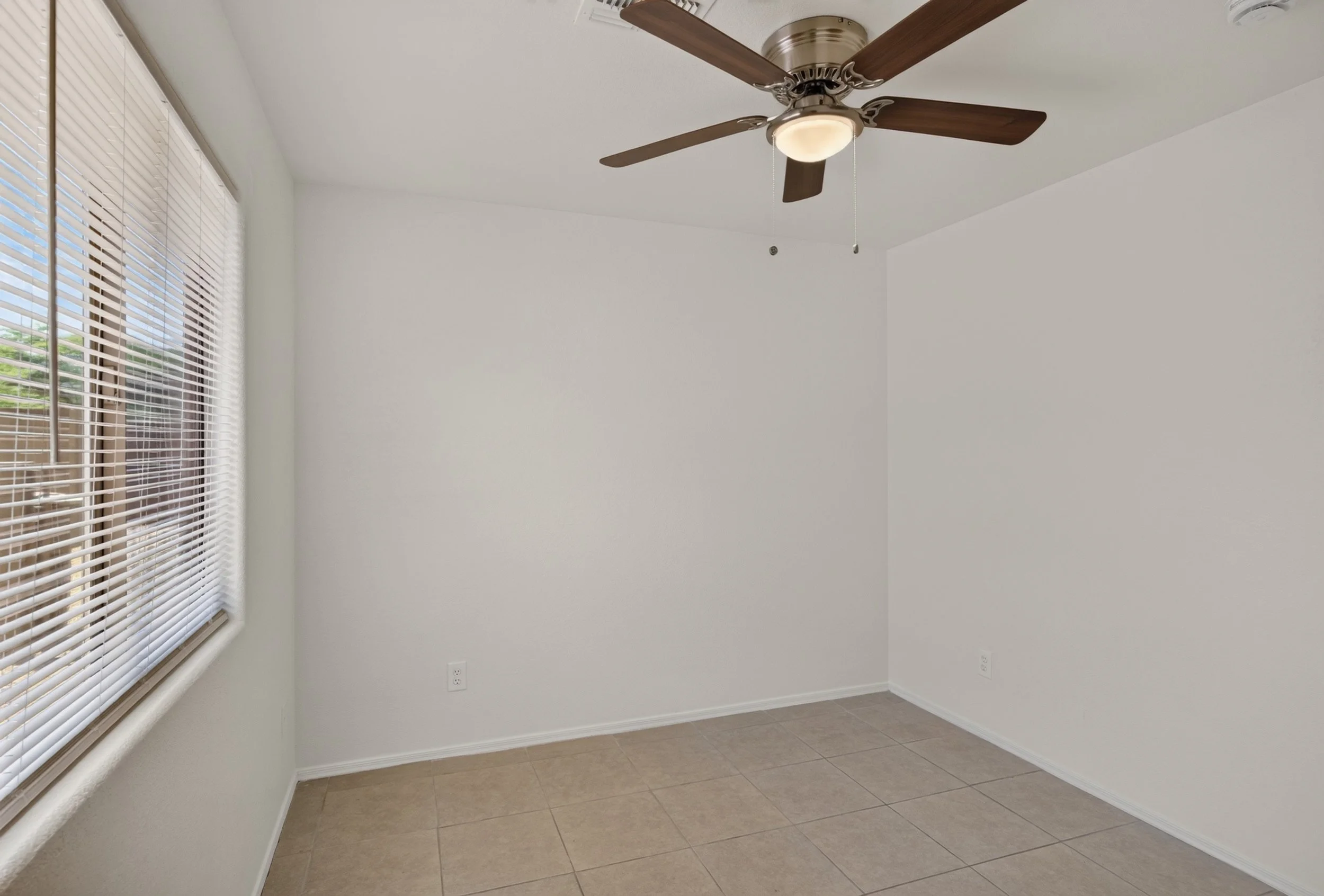 27 Bedroom 1 photo b.jpg