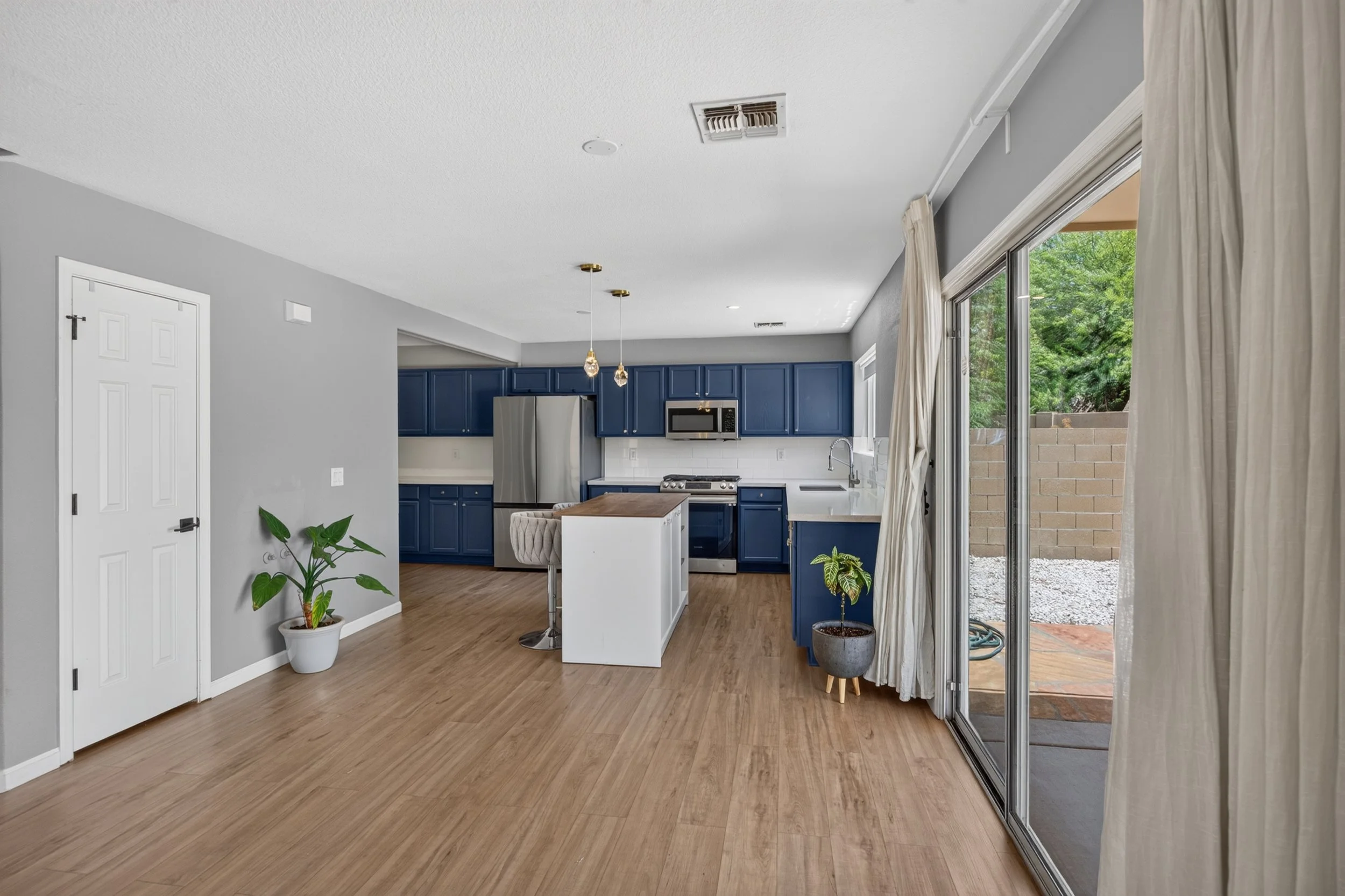 17 Kitchen photo b.jpg