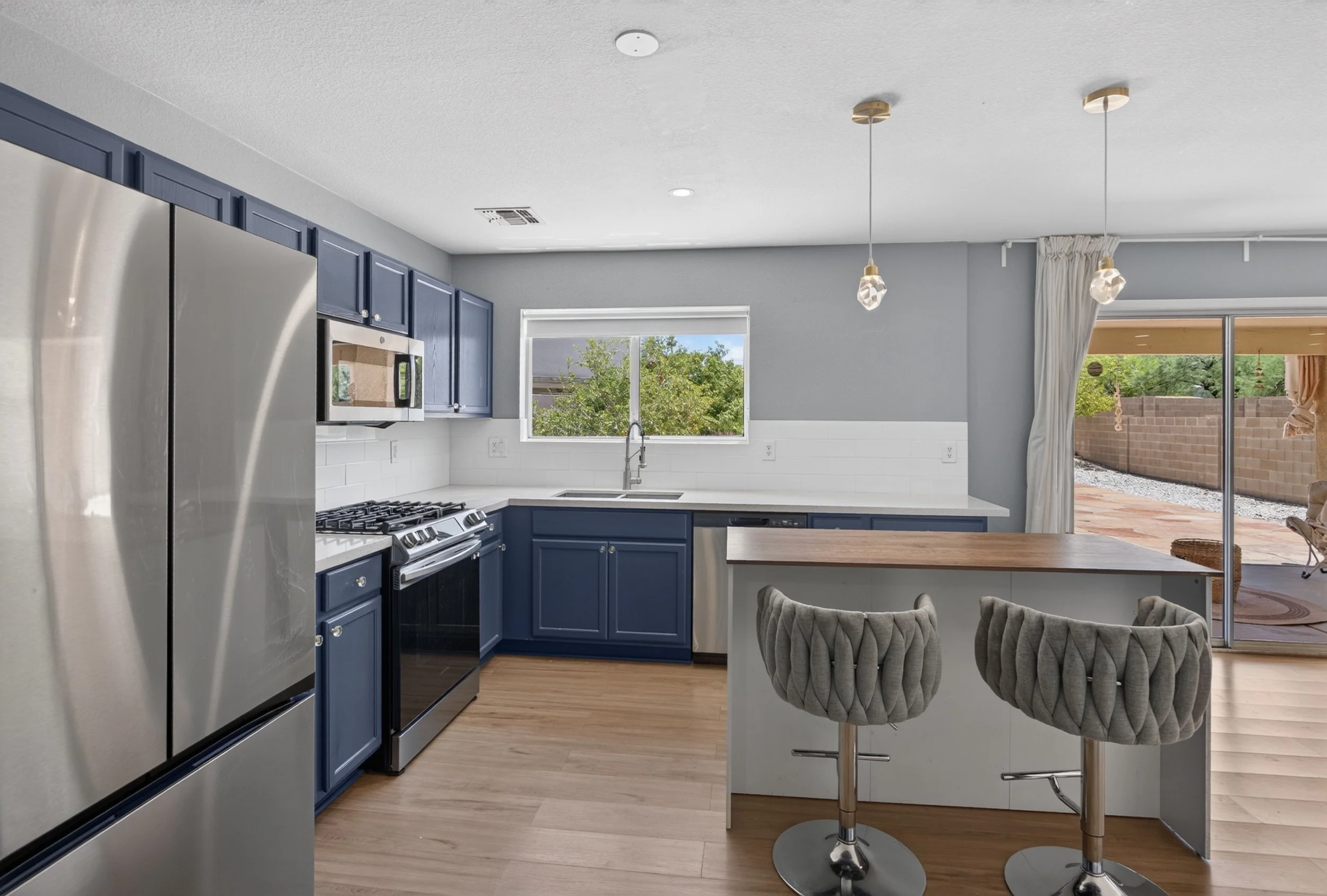 21 Kitchen photo e.jpg