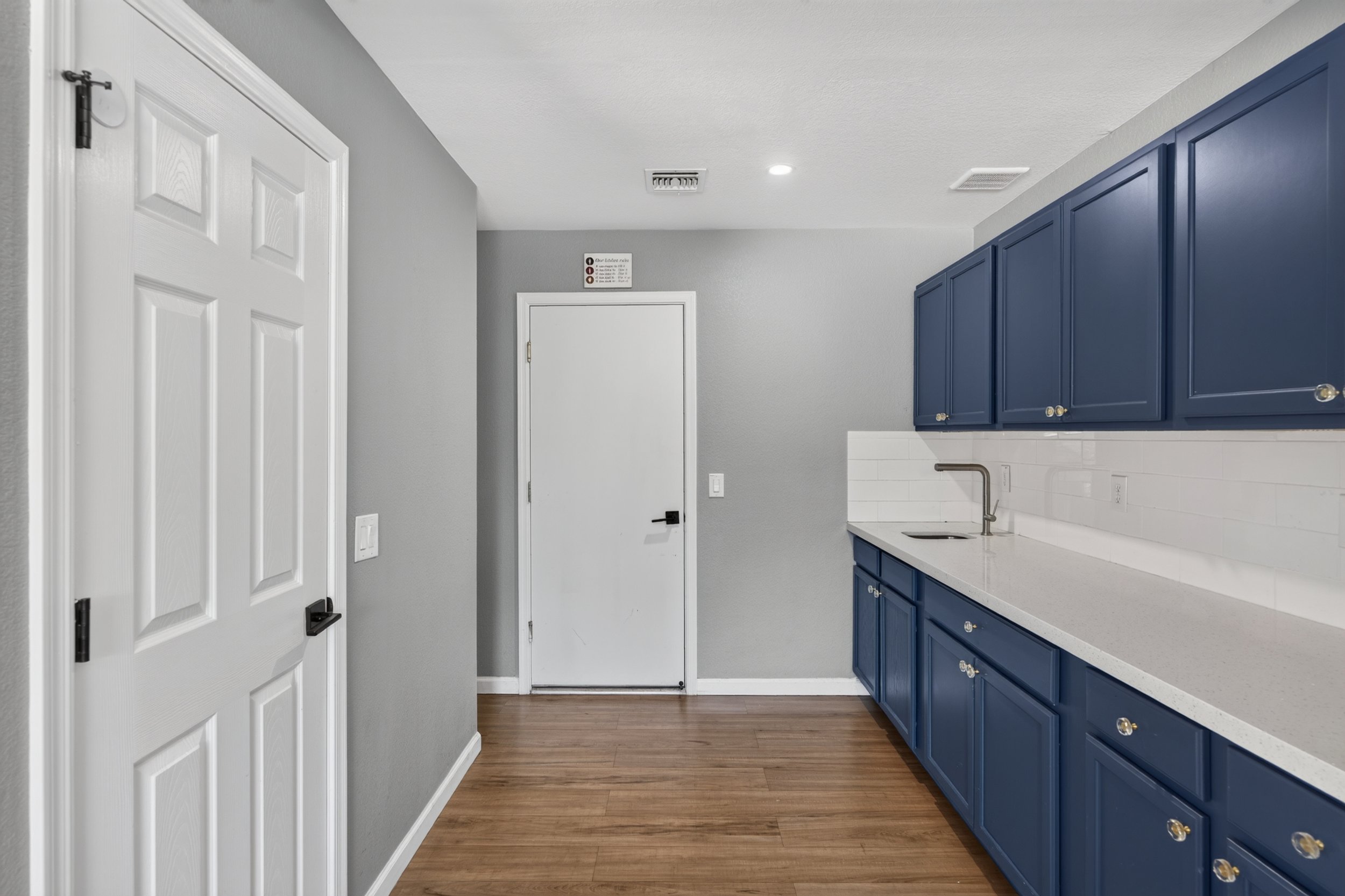 22 Kitchen photo f.jpg