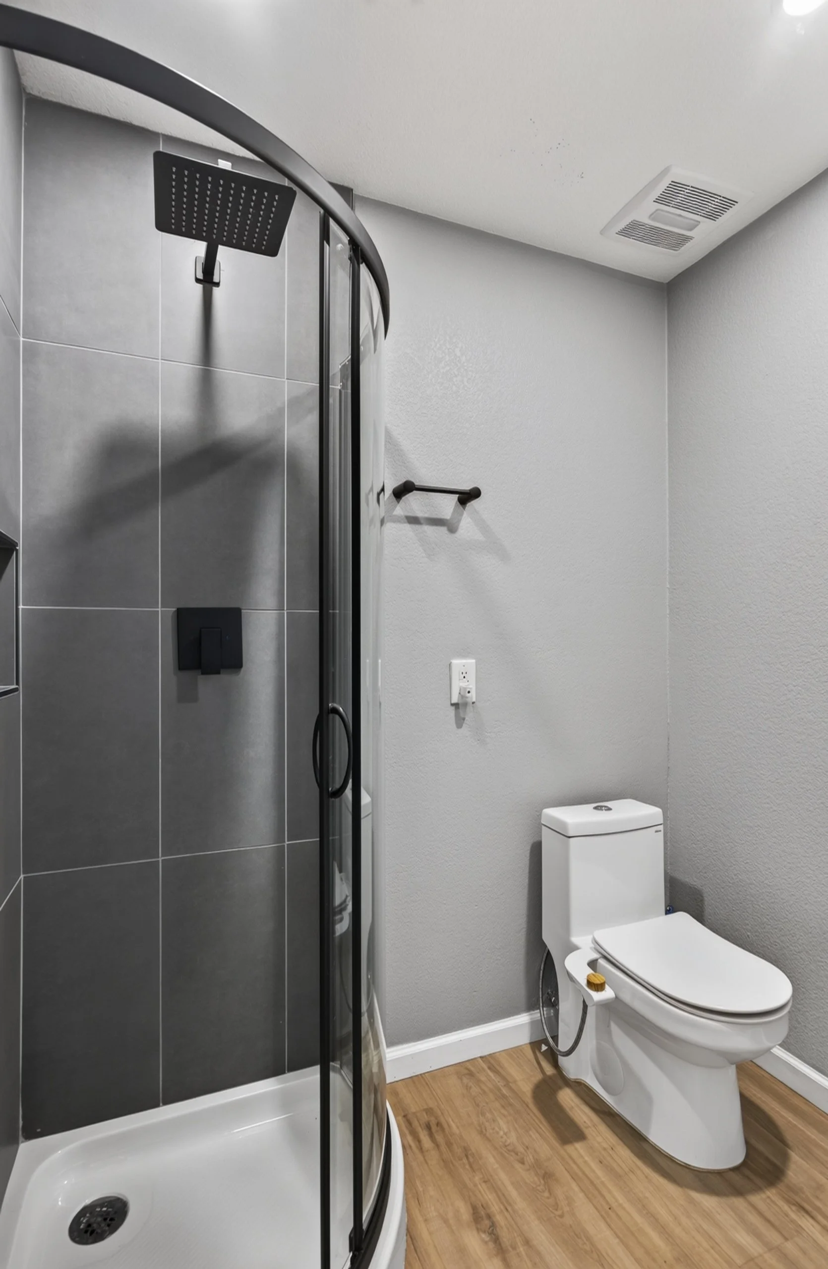26 Bathroom 1 photo a.jpg