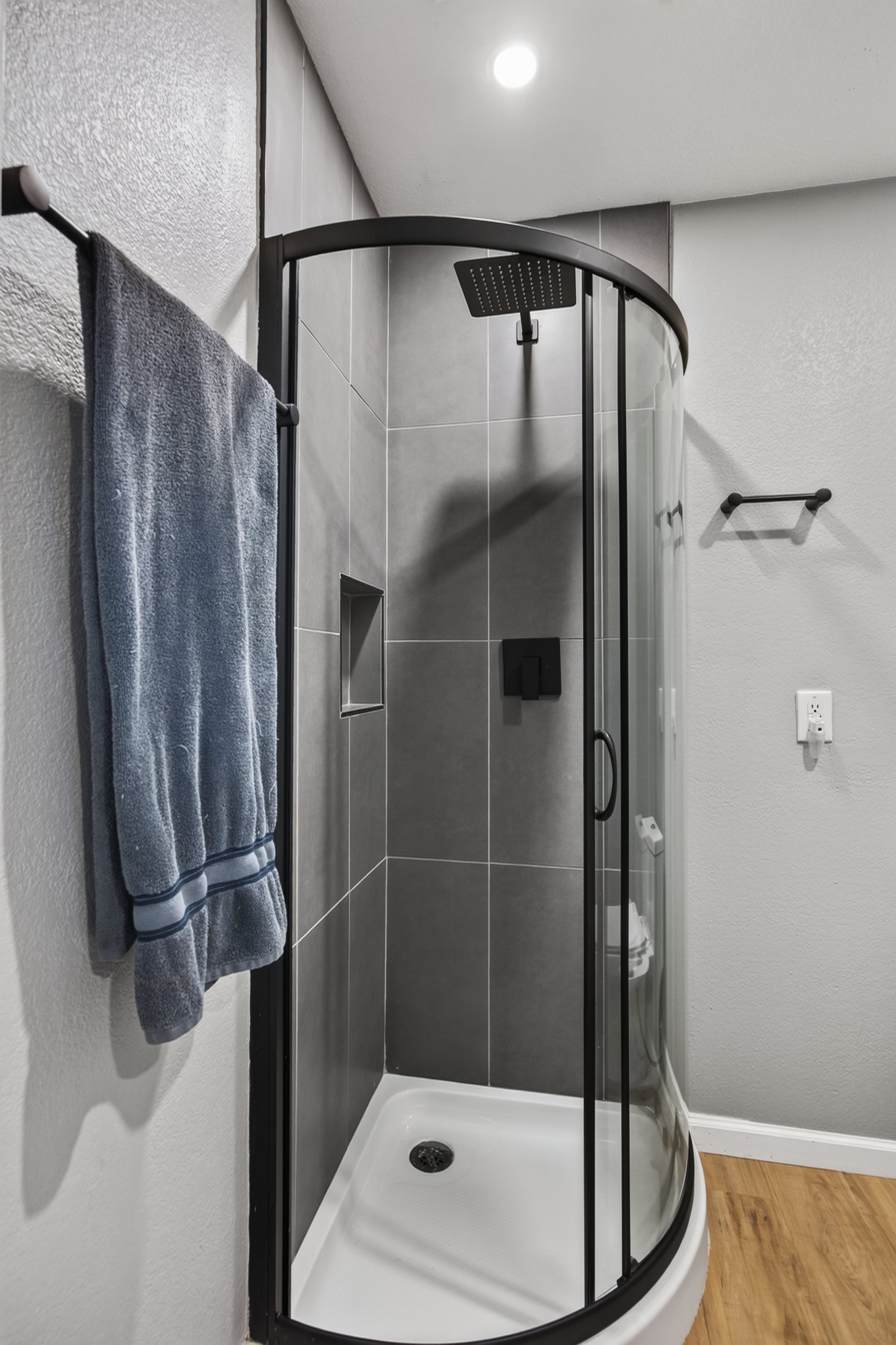 27 Bathroom 1 photo b.jpg
