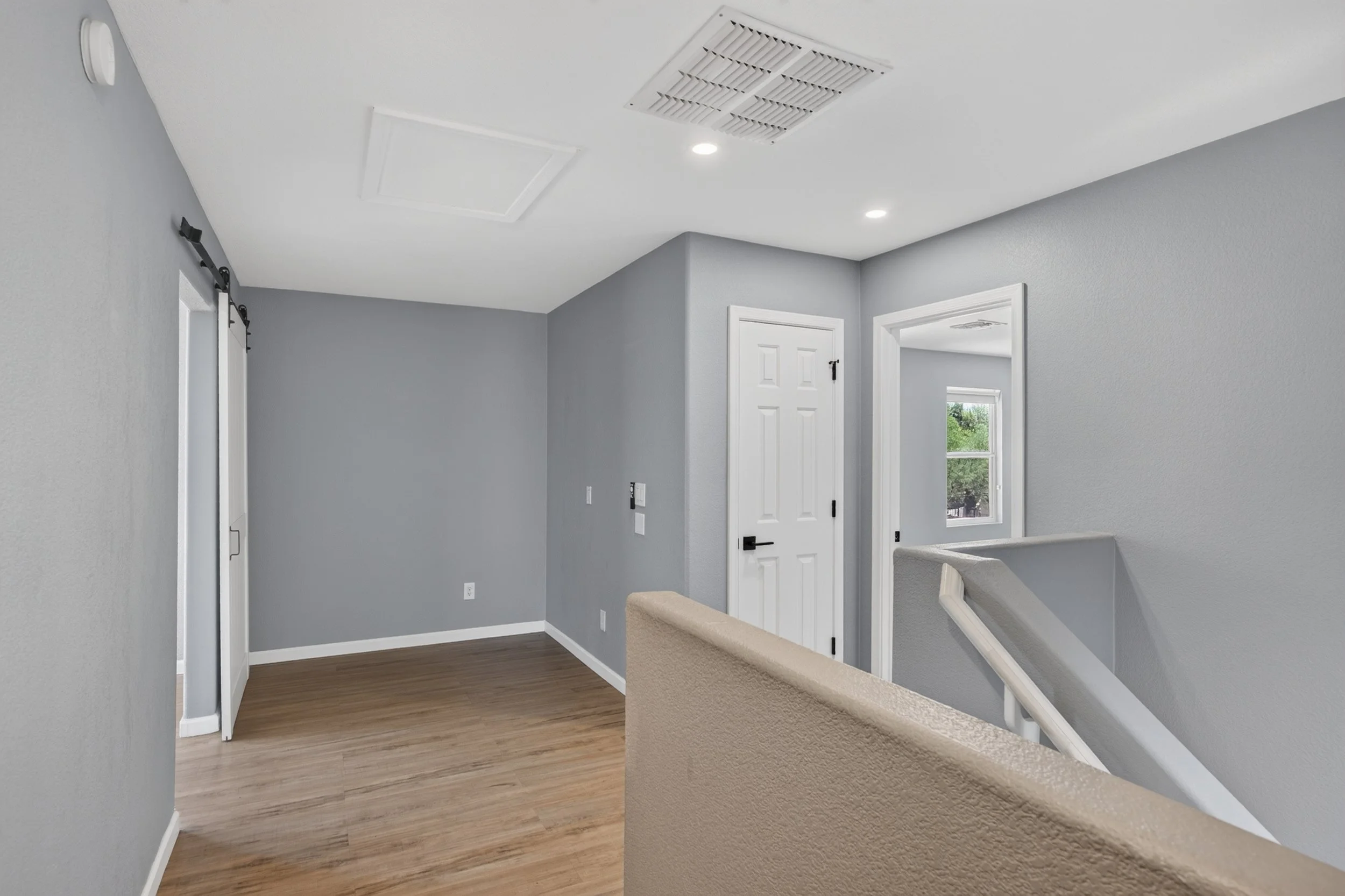 31 Upstairs Landing photo b.jpg